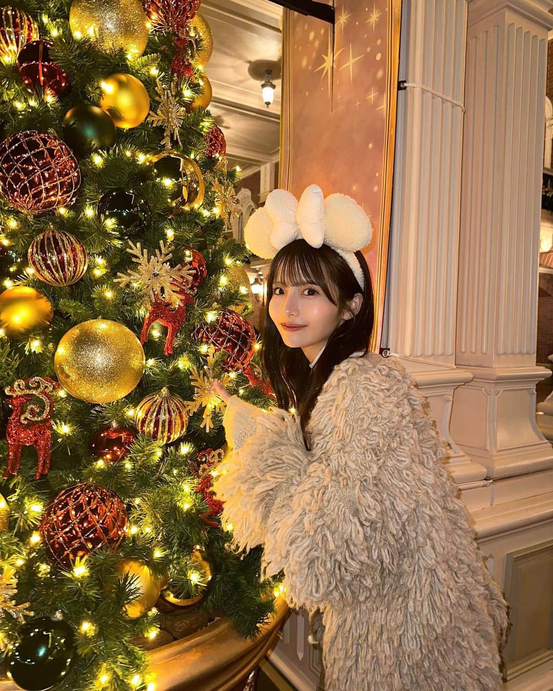 平田侑希のインスタグラム：「. ちょっと前にクリスマスディズニー行ってきたよ🎄♡ パーク入って真っ先に食べ物に並んでた🫢 チョコレートチュロスおいしすぎたー🤎」