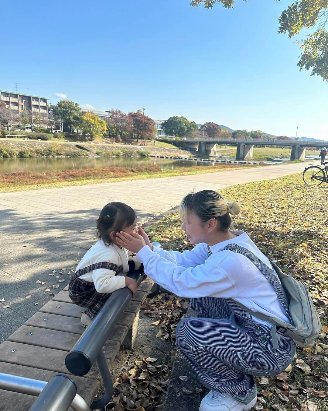 AYAさんのインスタグラム写真 - (AYAInstagram)「_ 一葉とみちことピクニック🧺🥖  UKIさんで美味しい🍞買って☕️飲みながら 鴨川でのんびりピクニック  天気もめっちゃ良くて暑いぐらいやった〜  いつも通り詩珠のこといっぱい可愛がってくれて いっぱい遊んでくれて詩珠も大喜び ほんまに感謝！ありがとうね  喫茶店でお茶もして良き休日やった🦒🤎  家帰ってからも👧🏽は みちこといちよとあそんだなぁ〜って ずっと言ってて、 さらさもいこなぁ？ って言ってた（笑）  ちゃんと2人とさらさがイコールになってるんやな🤣  次は春にしようね🌸」11月27日 21時50分 - a.y.hana_12o6