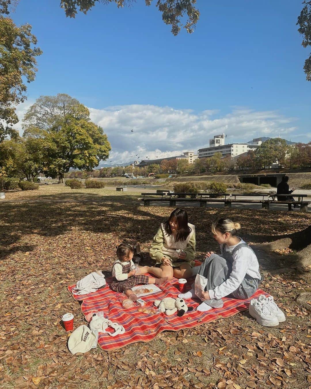 AYAのインスタグラム：「_ 一葉とみちことピクニック🧺🥖  UKIさんで美味しい🍞買って☕️飲みながら 鴨川でのんびりピクニック  天気もめっちゃ良くて暑いぐらいやった〜  いつも通り詩珠のこといっぱい可愛がってくれて いっぱい遊んでくれて詩珠も大喜び ほんまに感謝！ありがとうね  喫茶店でお茶もして良き休日やった🦒🤎  家帰ってからも👧🏽は みちこといちよとあそんだなぁ〜って ずっと言ってて、 さらさもいこなぁ？ って言ってた（笑）  ちゃんと2人とさらさがイコールになってるんやな🤣  次は春にしようね🌸」
