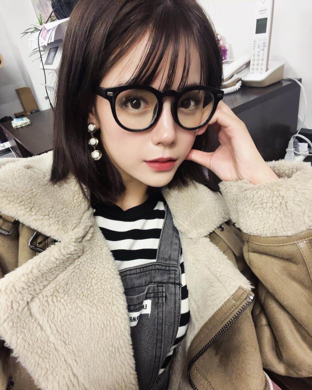 村山優香のインスタグラム：「事務所‎🫶 ハート半分のつもり  だんぜん#ボブ の方がいいって言われます、わらわら」