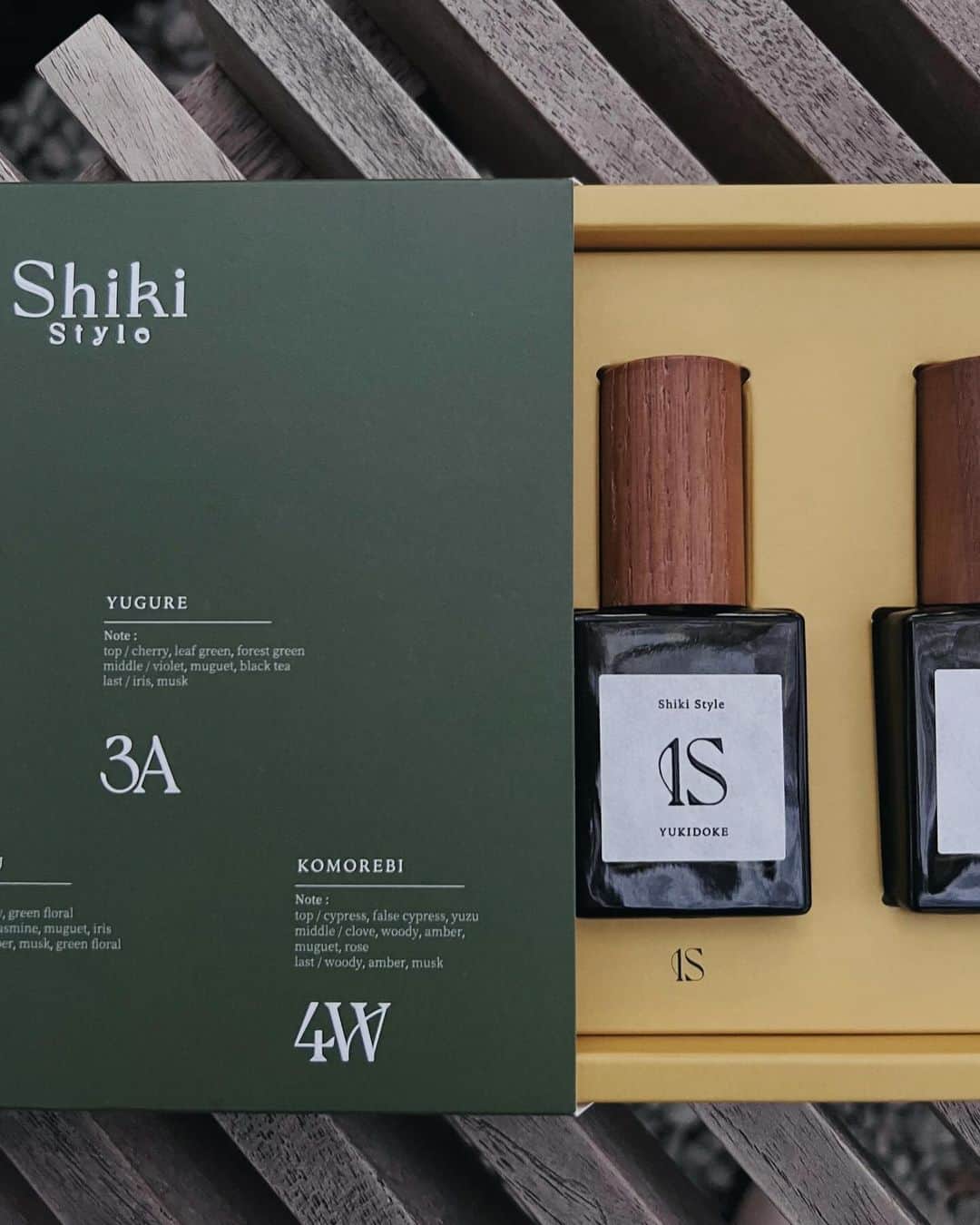Julia Castroのインスタグラム：「こんばんは🌕  Shiki Style eau de parfumが少しずつ皆さんの元に届いているみたいで、皆んなの感想を聞くたびに幸せいっぱいで嬉しさが溢れてます🫶🏻  Shikiは香りという部分を大切にしているブランドなので、 いつかオードパルファムを作りたい！ という気持ちは強くあって、今回私の想像する季節ごとの香りが出せたことがすごくすごくすごく嬉しいんです！！！ Shikiのオードパルファムを付けてもらって、季節を感じてもらって、いつかその香りがふわっと漂った時に、鮮明につけてた頃の思い出を思い出してほしいなという願いがあり、こんな香水にしたら思い出に残るんじゃないかなというところまで想像しながら作りました💛  春夏秋冬 その季節にそれぞれのオードパルファムをつけるのも良し、 気に入った香りを一年中楽しむのも良し、 香りを混ぜて使うのも良し、 好きな香りを好きな人にプレゼントして一緒に香りを楽しむのも良し、 皆さんそれぞれの楽しみ方をしていただけたら嬉しいです🌿  オードパルファムは誰かを振り向かせたくてつけるというものでもあるけど、オードパルファムを付けて好きな自分でいてほしいなという私の勝手な願いもあります♡  一般販売も始まっているのでこの機会に自分へのご褒美や、大切な方へのギフトとして選んだくださったら嬉しいです😌 . #Shiki #ShikiStyle #eaudeparfum #オードパルファム」