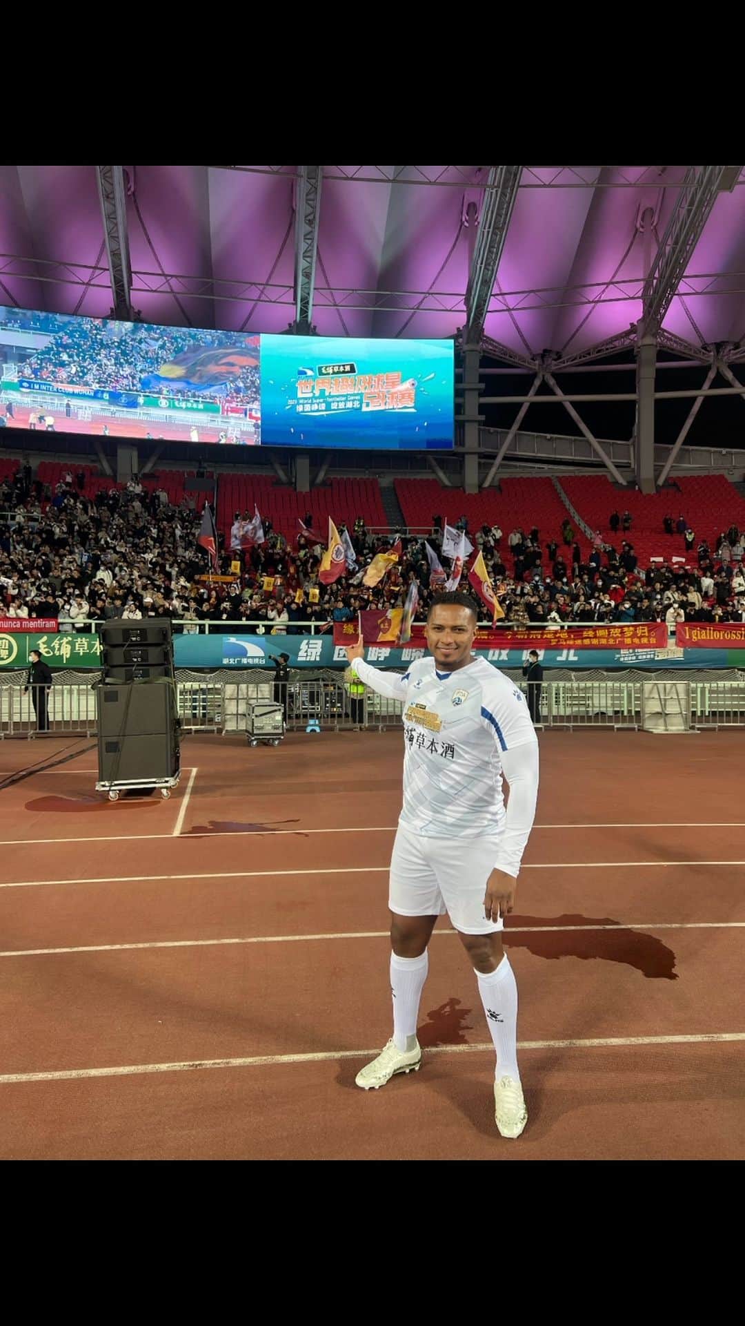 アントニオ・バレンシアのインスタグラム：「Buen inicio de semana le doy gracias a Dios por estos momentos maravillosos de compartir con estos campeones del mundo  fue un privilegio, siempre estoy intentando dar lo mejor de mi. Orgulloso de ser Ecuatoriano.」