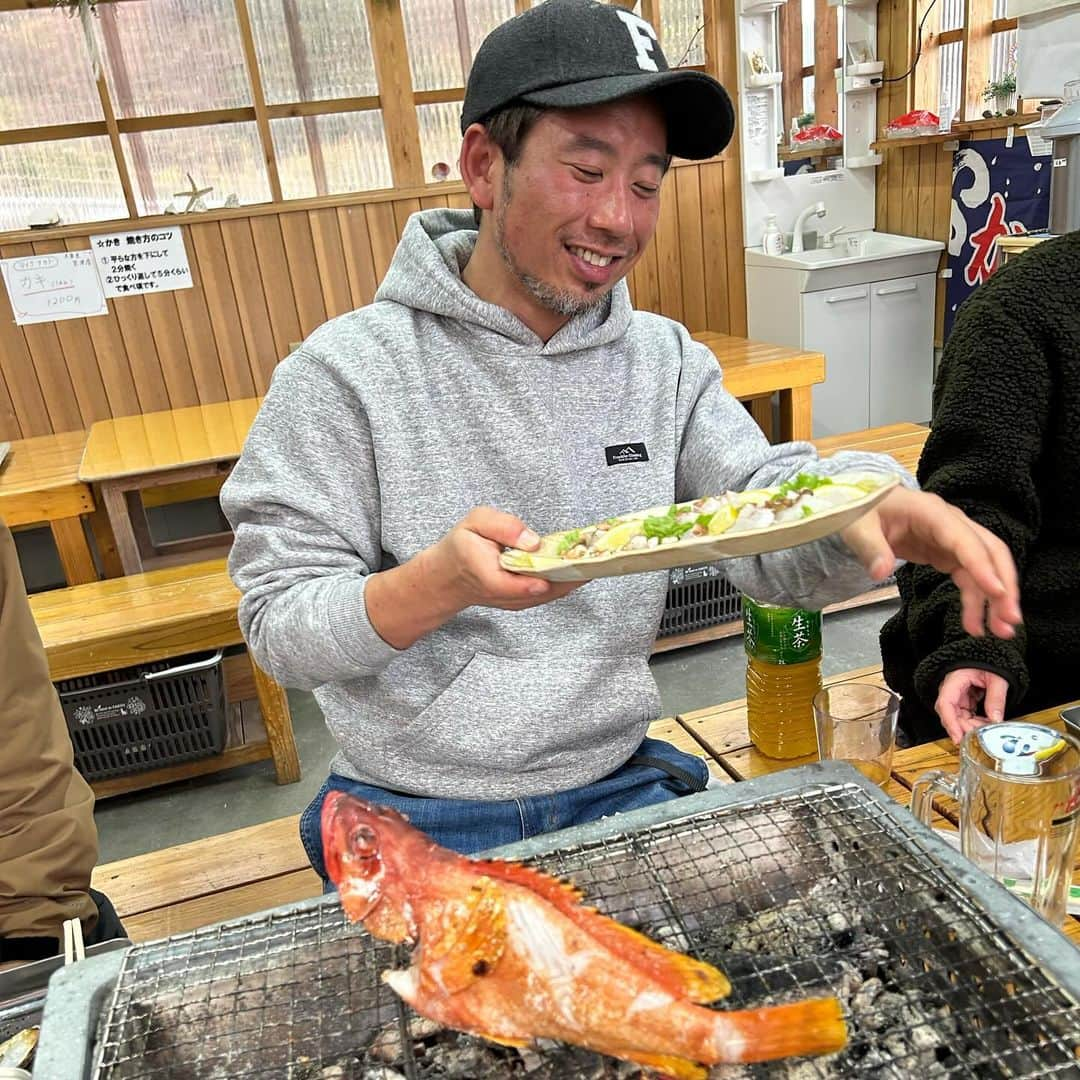 平松修造さんのインスタグラム写真 - (平松修造Instagram)「【長崎 対馬釣り旅】 夏休み旅行第3弾🚢 実家に帰って姫路での釣りの後は 長崎の対馬へ🚢🚢  ずっと前から対馬の釣りは最高だと聞いていたので、 念願叶って人生初対馬！！ ASIAN KUNG-FU GENERATIONの 伊地知潔さん(@kiyoshiakg )と、 Nothing's Carved In Stoneの 村松拓さん(@takkyun_ncis )という 釣り・料理好きのロックンローラーお二人と ご一緒させて頂きました😭  釣れる魚釣れる魚、高級魚ばっかりで 宝石箱のような海😎最高でした🐟 赤ハタ入れ食いでした。  海面すぐ近くでバラした巨大なヒラメと 力が強すぎて糸とルアーを引きちぎられた、 恐らくはクエよ… この2匹が夢に出てきそうなくらい悔しい。 来年待っていてくれ…必ず釣るからな… これだから釣りはやめられなくなるんですな  夏休み終了！ びっくりするくらい楽しかった！ 休み明けからひとまず箱根駅伝まで、 ノンストップで頑張ります！！頑張れます！！  会ってくれた方々、遊んでくれた方々、 心の底からありがとうございました😋  #長崎 #対馬 #夏休み #釣り #釣行記 #AKG #NCIS #社会復帰間近」11月27日 21時45分 - shuzohiramatsu_ntv