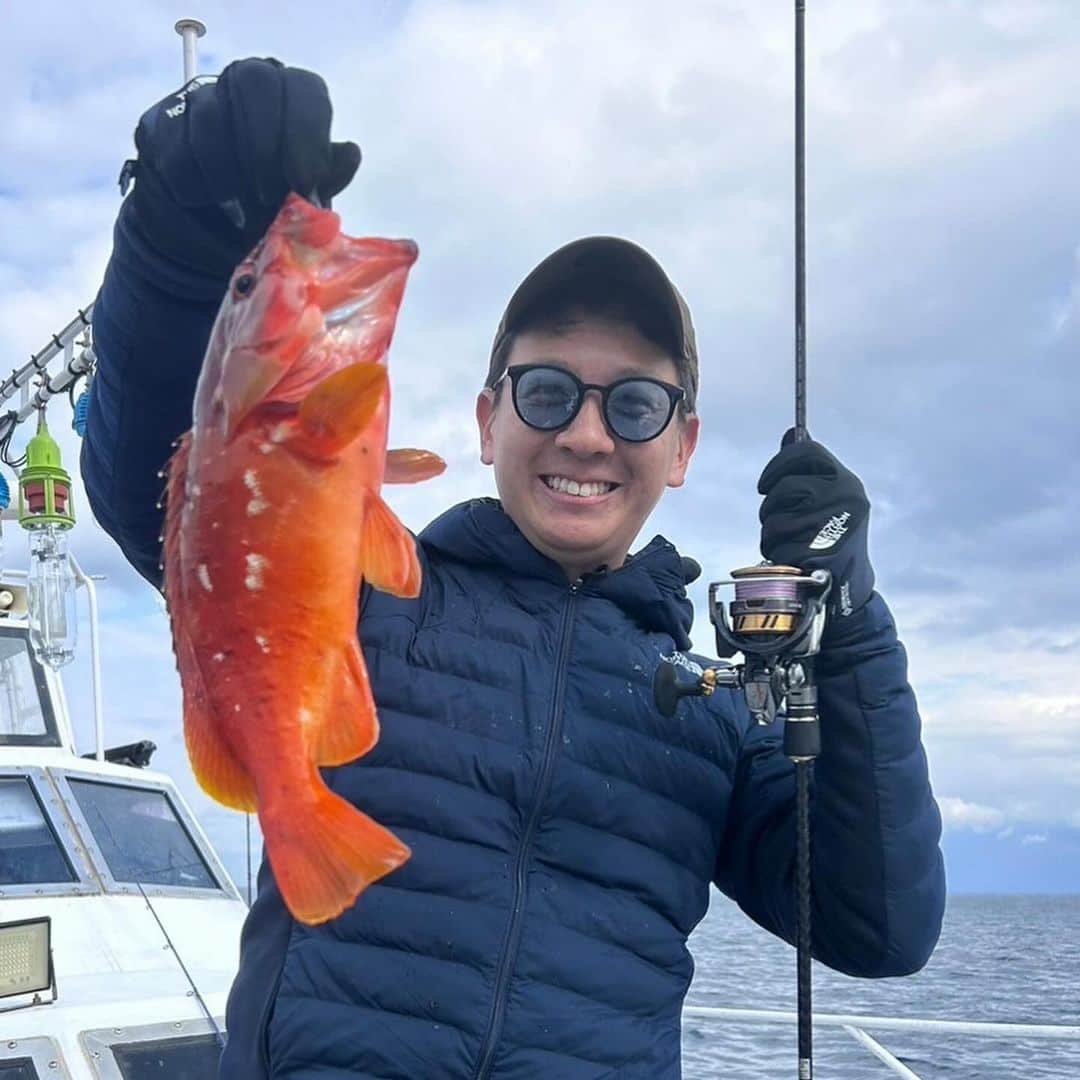 平松修造さんのインスタグラム写真 - (平松修造Instagram)「【長崎 対馬釣り旅】 夏休み旅行第3弾🚢 実家に帰って姫路での釣りの後は 長崎の対馬へ🚢🚢  ずっと前から対馬の釣りは最高だと聞いていたので、 念願叶って人生初対馬！！ ASIAN KUNG-FU GENERATIONの 伊地知潔さん(@kiyoshiakg )と、 Nothing's Carved In Stoneの 村松拓さん(@takkyun_ncis )という 釣り・料理好きのロックンローラーお二人と ご一緒させて頂きました😭  釣れる魚釣れる魚、高級魚ばっかりで 宝石箱のような海😎最高でした🐟 赤ハタ入れ食いでした。  海面すぐ近くでバラした巨大なヒラメと 力が強すぎて糸とルアーを引きちぎられた、 恐らくはクエよ… この2匹が夢に出てきそうなくらい悔しい。 来年待っていてくれ…必ず釣るからな… これだから釣りはやめられなくなるんですな  夏休み終了！ びっくりするくらい楽しかった！ 休み明けからひとまず箱根駅伝まで、 ノンストップで頑張ります！！頑張れます！！  会ってくれた方々、遊んでくれた方々、 心の底からありがとうございました😋  #長崎 #対馬 #夏休み #釣り #釣行記 #AKG #NCIS #社会復帰間近」11月27日 21時45分 - shuzohiramatsu_ntv