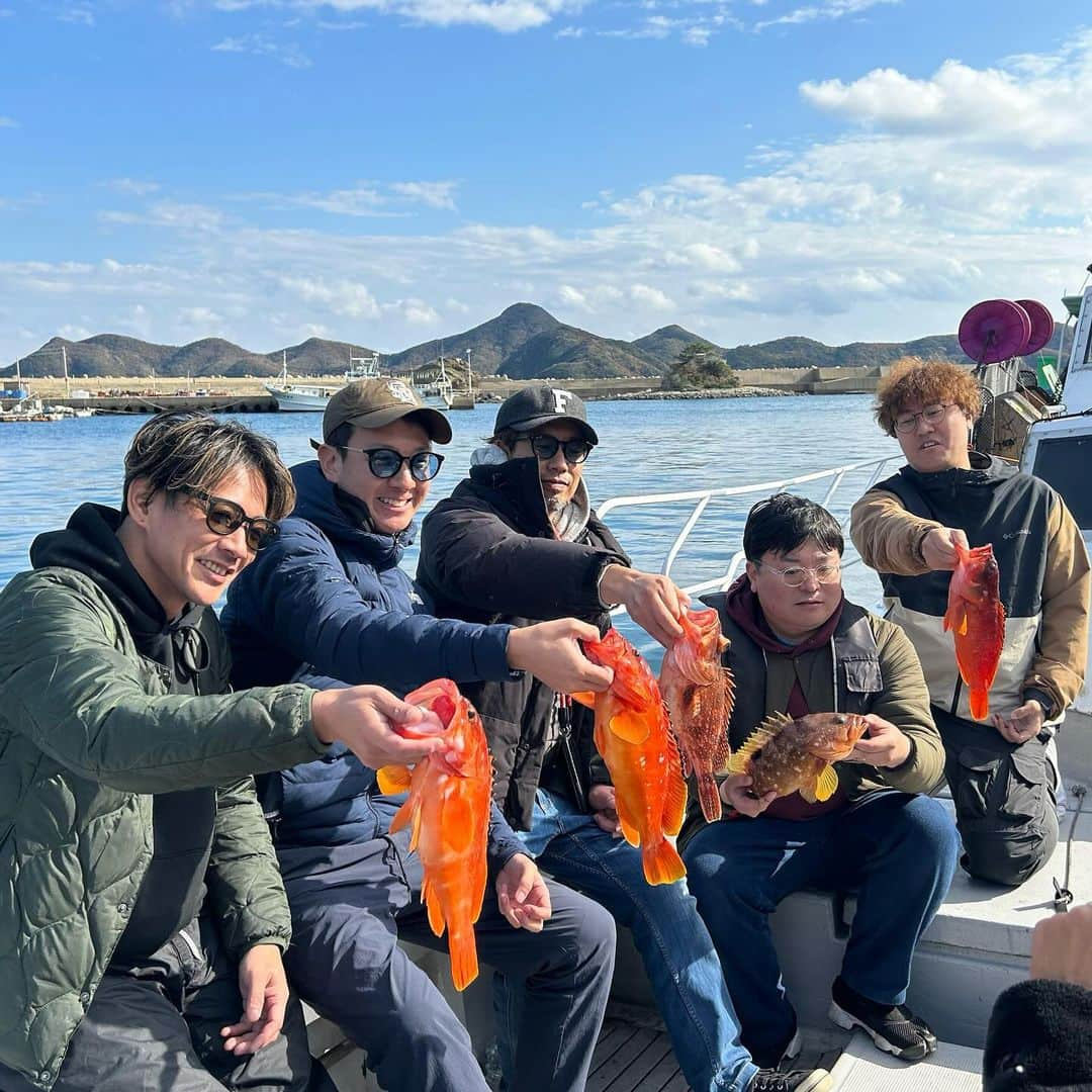 平松修造のインスタグラム：「【長崎 対馬釣り旅】 夏休み旅行第3弾🚢 実家に帰って姫路での釣りの後は 長崎の対馬へ🚢🚢  ずっと前から対馬の釣りは最高だと聞いていたので、 念願叶って人生初対馬！！ ASIAN KUNG-FU GENERATIONの 伊地知潔さん(@kiyoshiakg )と、 Nothing's Carved In Stoneの 村松拓さん(@takkyun_ncis )という 釣り・料理好きのロックンローラーお二人と ご一緒させて頂きました😭  釣れる魚釣れる魚、高級魚ばっかりで 宝石箱のような海😎最高でした🐟 赤ハタ入れ食いでした。  海面すぐ近くでバラした巨大なヒラメと 力が強すぎて糸とルアーを引きちぎられた、 恐らくはクエよ… この2匹が夢に出てきそうなくらい悔しい。 来年待っていてくれ…必ず釣るからな… これだから釣りはやめられなくなるんですな  夏休み終了！ びっくりするくらい楽しかった！ 休み明けからひとまず箱根駅伝まで、 ノンストップで頑張ります！！頑張れます！！  会ってくれた方々、遊んでくれた方々、 心の底からありがとうございました😋  #長崎 #対馬 #夏休み #釣り #釣行記 #AKG #NCIS #社会復帰間近」