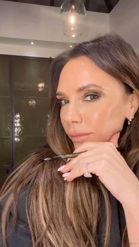 ヴィクトリアベッカムのインスタグラム：「PLAYTIME WITH SATIN KAJAL JEWEL LINERS!  AVAILABLE NOW @victoriabeckhambeauty  Wearing sparkle and glitter around the eyes is not my usual go-to, but I’m finding it very easy to work into my smoky eye look for the holiday season with our SATIN KAJAL JEWEL LINERS.  Here I’m using the shade SEQUIN GREEN, which is a metallic green, it is such a flattering green around the eyes. I then intensified this look with NIGHT FLASH which is a metallic gunmetal shade, I added this to the corner of my eye and winged this out.   Which is your favourite shade of SATIN KAJAL LINERS? Kisses xx」