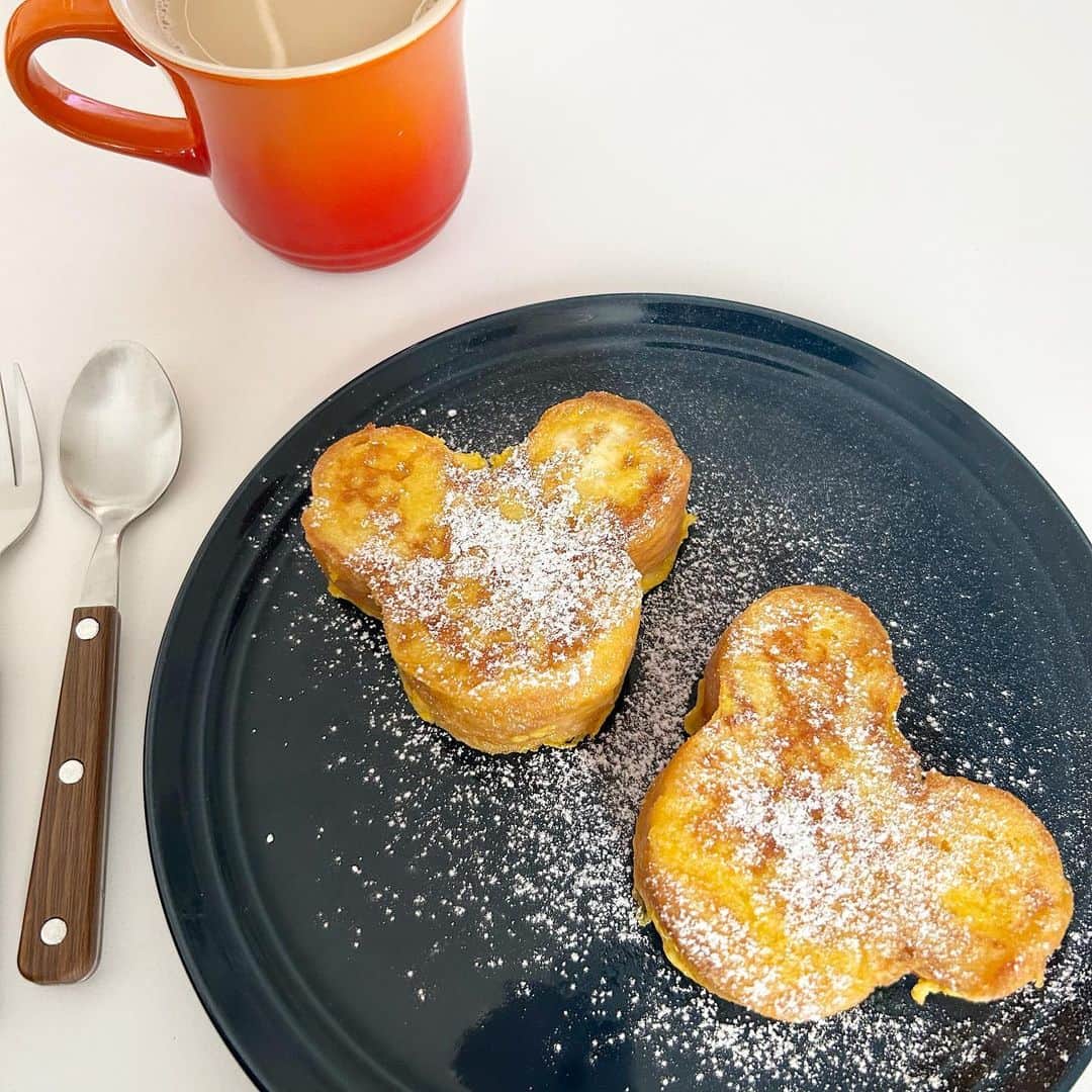 小林亜実さんのインスタグラム写真 - (小林亜実Instagram)「. ディズニーで買ったミッキーの塩バターパンで フレンチトーストにアレンジ🥚 甘すぎなくて美味しかったな〜🧈 . 最近気づいたことは カフェラテはホットよりアイスのが好きってこと。 . . . . #朝食 #朝食プレート #朝ごはん #朝ごパン #おうちごはん #コーヒー #カフェラテ #ラテ #breakfast #bread #coffee #latte #아침식사　#카페라떼　#아침밥　#라떼　#커피　#빵　#🥣 #☕️ #🍞 #フレンチトースト #ミッキーの塩バターロングパン #ミッキーパン #disneyresort」11月27日 21時46分 - koami112