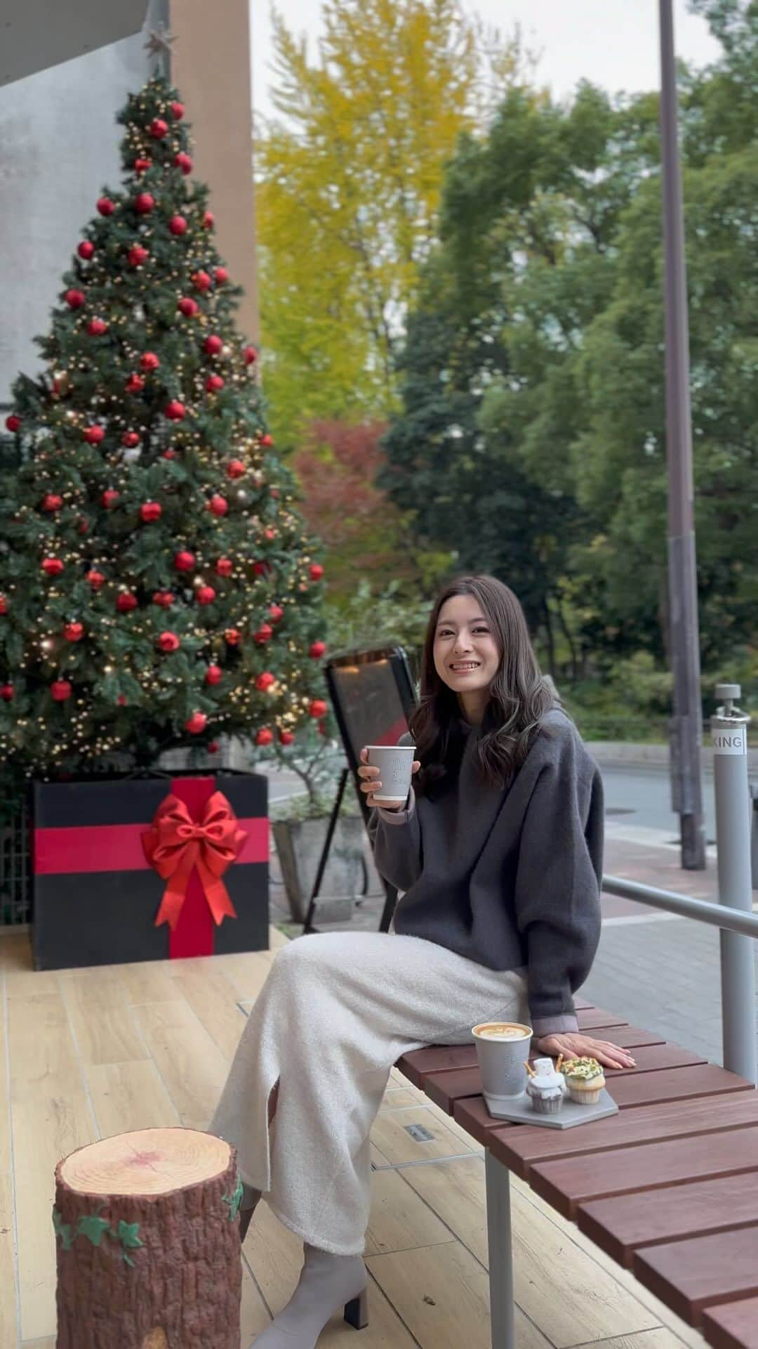 ASUKAのインスタグラム：「. ほっこり☕️🎄  靱公園の前にあるおしゃれカフェ☕️ @standard_cafe_and_gallery   ツリーが可愛かったのでお外で🌲 ラクーンニットパーカーであったかかった❤️ @lagunamoon_com   #大阪カフェ #靱公園カフェ #カフェ好き #おちびコーデ #sサイズコーデ #低身長コーデ #シンプルコーデ」