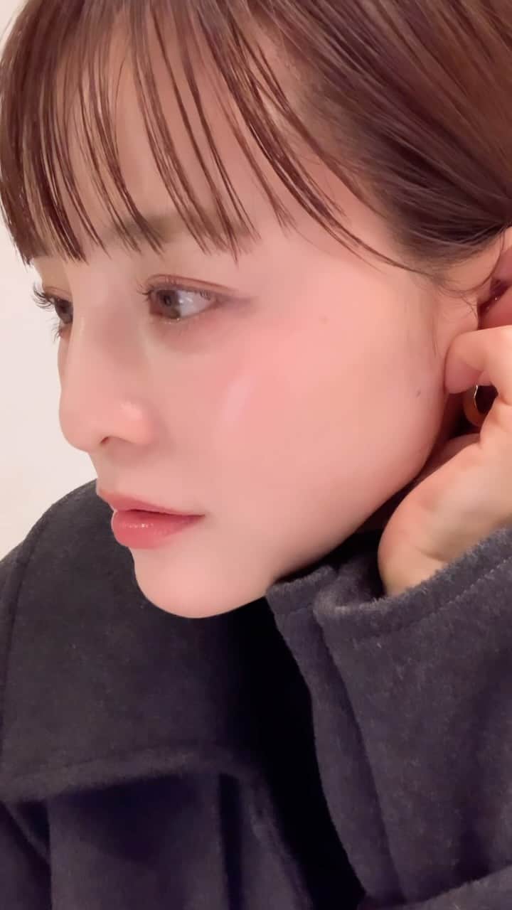 田中亜希子のインスタグラム：「少々雑感ありますが、、😆  もう顔色悪いなんて嫌ーｯ！てなってくる今日この頃。 冬の顔色対策にあたたかみのある色が必要ですよね〜 イエベもブルベも関係なく似合いそうな ダスティーローズが大人の顔色にぴったり。　 目元はキラキラっと明るめに仕上げ、 @narscosmeticsjapan DOLCE VITAをリップとチークに置き、統一感。 しっかり色付くのにシアーな質感も最高なのです。  流行のグレー🩶ファッションだと私はくすむんですが、このメイクだと明るく見える気がするんです。 白ベージュ系の服だと華やかになるしブラックだとモーブな大人らしい印象になる。 合わせる服で色々な表情に変化してくれる不思議な魅力のあるカラー。 マスカラは @dupbeauty ピンクブラウンの優しめカラーに @shiro_japan のキラキラマスカラ🤩特別な日に…と思って買ったけれど常用しちゃってる中毒コスメ。  ベースメイクにカラーベースを使ってあらかじめくすみをカバーしておくととっても綺麗に仕上がりますよー！  メイクブラシは#addiction です！ スポンジはDAISOにいいのみつけた！  #NARS#アフターグローセンシュアルシャインリップスティック#メイク#メイク動画#大人メイク#make#makeup」