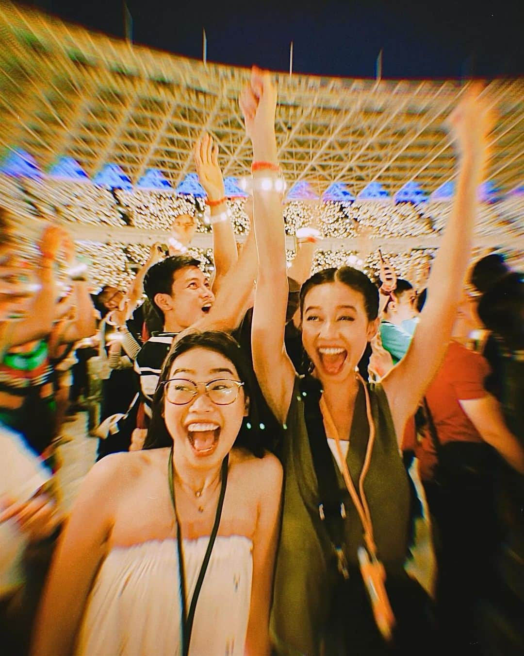 ユキ・カトウさんのインスタグラム写真 - (ユキ・カトウInstagram)「Everyone is an alien somewhere💛  Here u go, a #diaryukikato went for #yukitakonser @coldplay   another bucket list checked. Blessed and grateful.  Bonus foto terkahir aftermath dr konsernya, gamon sampe besoknya otw ke lokasi shooting masih aja mewek. Hehe.」11月27日 21時48分 - yukikt