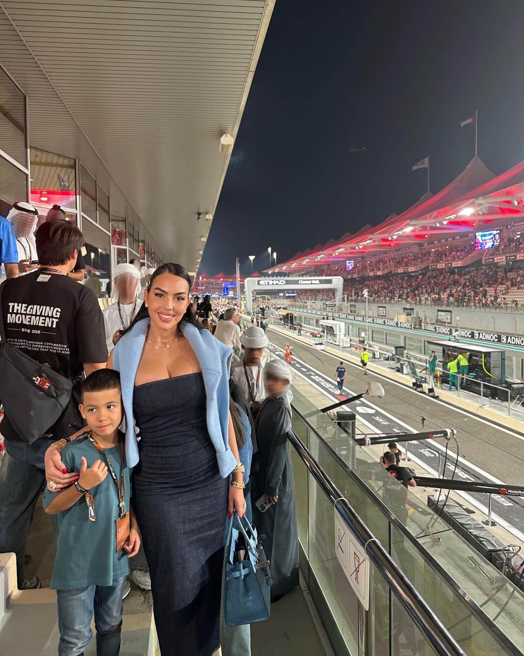 ジョルジーナ・ロドリゲスさんのインスタグラム写真 - (ジョルジーナ・ロドリゲスInstagram)「What a lovely day 🏎️👩‍👦#formula1 #inabudhabi #abudhabigp」11月27日 21時48分 - georginagio