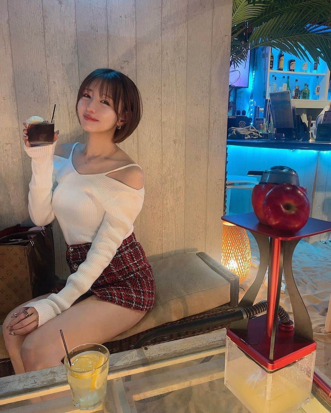 駒井まちのインスタグラム：「ドレスコードは裸足🦶ˊ˗ 🏝️ 砂浜シーシャカフェバー  【 SHAPE  BEACH 心斎橋本店 】  店内が本当に砂浜になっていてびっくり！笑 私は裸足で入ったけど気になる方の為に クロックスの貸し出しもありました⭐️  足元に広がるサラサラの砂浜のおかげでまるでリゾートにいるような気分に😌☁️  生のリンゴがまるまる乗った シーシャのフルーツトップも可愛かった🍎⭐︎  店員さんも親切なのでシーシャ初心者すぎる 私にも丁寧に教えてくれました🫡🔰 お任せしたフレーバーはアールグレイとライチとパッションで 爽やかでとてもいい香りでした🤍 (また挑戦したシャボン玉😶🫧)  バーとしての利用は勿論、 15時からオープンしているので 自家製のレモネードやコーヒーフロートなど 楽しみながらカフェとしての利用もオススメ ( ◜ ̫ ◝ )  私の投稿を見たと店員さんに伝えてもらえれば シーシャ本体orフルーツトップのどちらかを プレゼントしてもらえるので是非行ってみてね☺️🍎 〰︎〰︎〰︎〰︎〰︎〰︎〰︎〰︎〰︎  #shapebeach #Shisha #砂浜カフェ #砂浜バー #大阪バー  #難波バー #心斎橋バー #海カフェ  #大阪カフェ #大阪夜カフェ #大阪韓国カフェ #難波カフェ #なんばカフェ #心斎橋カフェ #心斎橋夜カフェ #シーシャ #シーシャカフェ #シーシャバー #シーシャ女子 #大阪シーシャ #大阪シーシャバー #心斎橋シーシャ #心斎橋シーシャカフェ #心斎橋シーシャバー #大阪旅行 #大阪観光 #大阪観光スポット #大阪デート #大阪デートスポット」