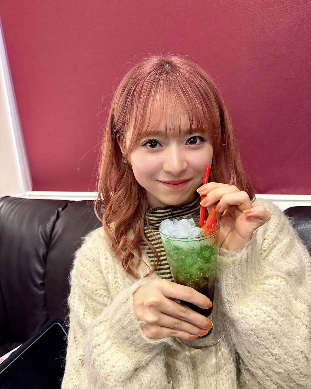 倉野尾成美のインスタグラム：「AKB48×JOYSOUNDコラボドリンク🥤 下を見ず笑顔になるなるソーダ☺️🐻🐡✨」