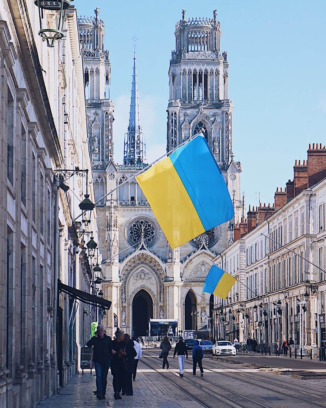 フランスアンティーク ランスタンのインスタグラム：「オルレアンのカテドラル、 #サンクロワ大聖堂  #Orléans Cathedral (Cathédrale Sainte-Croix d'Orléans)  たくさん写真はあるのですが、、、まとめきれてません🤣  晴れていて気持ちのよいお天気だった〜 と、本日の曇天を見ながら思うのです。  カムバック太陽☀️〜  #オルレアン」