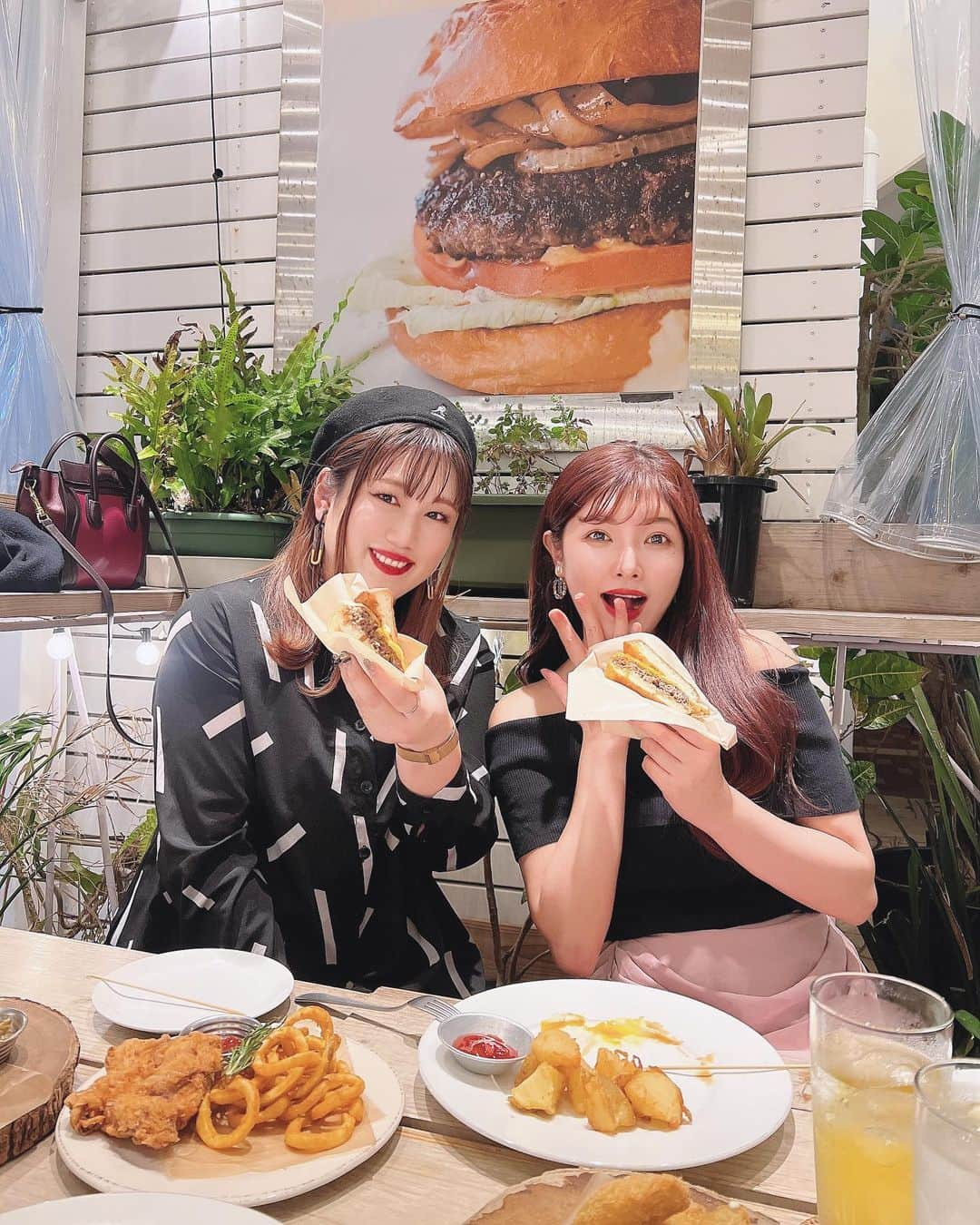 細田海友さんのインスタグラム写真 - (細田海友Instagram)「Naughty By Nature🍔 @nbnokinawa2021   名店「R-Sバーガー」が監修し 和牛100％のこだわり抜いた アメリカンスタイルのハンバーガーを楽しめる Naughty By Nature🧡  バンズに甘みがあって、サクッフワッ とにかくお肉が旨味たっぷりで 最高に美味しかったぁ🤤🤤🤤  サイドメニューもどれも美味しいし お酒が進んじゃいました🍻🧡  北谷に訪れたら 絶対、行くべきだよ〜🥰✨✨✨  #NaughtyByNature #北谷#沖縄#ハンバーガー」11月27日 21時59分 - miyuu_bigbaby