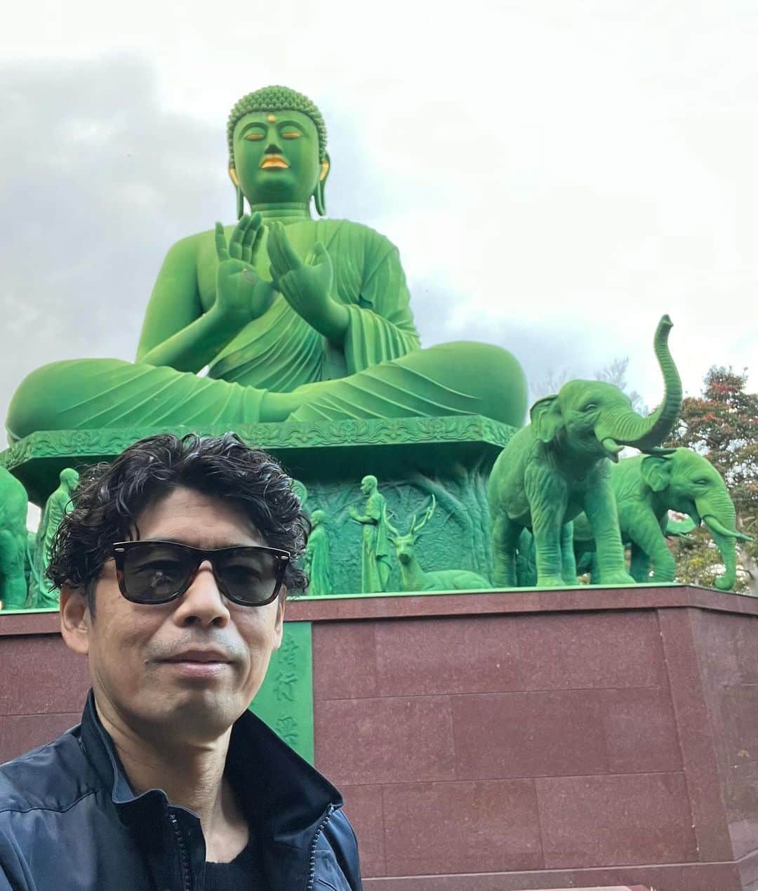 村上てつやさんのインスタグラム写真 - (村上てつやInstagram)「名古屋・京都公演終了♪♪♪♪♪  週末の寒さを吹っ飛ばしてしまうかのような客席のみなさんからの熱い声援💪  しびれた〜😎  ありがとうございました🙇‍♂️  名古屋と京都は写真がたくさんあるので投稿二回に分けますね  まず今日は名古屋編  今回のツアー、元気な時は銅像巡りを敢行しておりますが名古屋周辺にはあまり会ってみたい銅像さまはありませんでした  ならば……  大仏じゃ  織田信長の父、織田信秀の菩提寺という古刹桃巌寺には奇想天外な緑色巨大大仏が！  生で見るとカッコいいのよ、これ！  ずっとただただ見つめているうちに危うくお祈りを忘れてしまいそうでした🤔  いやーあまり下調べもせず、この大仏に会いたい一心で向かったこのお寺ですが実に凄い場所でした😅  本堂には日本一の大きさという木魚！  なんとその木魚に触れば過去の過ちが全て消えてなくなるという……  マジ？  触る触る触る俺は触る触るよ木魚🥹🥹🥹  他にも祝詞を唱えながら懺悔する場所や、ここに書けない秘宝などもあり期せずしてスリリングな体験となりました  俺は圧倒されたよ桃巌寺に🥹🥹🥹  ………  はい  最後のピンぼけ写真は昨年の中津川プチ旅行の際に入手出来なかった栗きんとん🌰  お参りの帰り道、名古屋市内のデパートで無事ゲット🙆‍♂️  美味しく頂きました☆  押忍🥋  #ゴスペラーズ坂ツアー2023 #ヒアナウ  #桃巌寺  #名古屋大仏 #日本一の木魚 #懺悔 #秘宝  #栗きんとん #すや」11月27日 22時00分 - iamtetsuyamurakami
