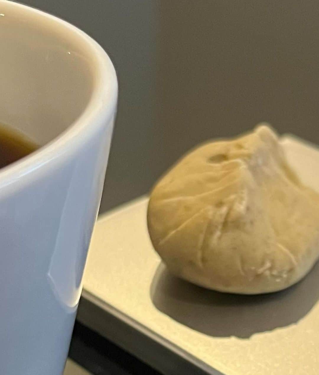 村上てつやさんのインスタグラム写真 - (村上てつやInstagram)「名古屋・京都公演終了♪♪♪♪♪  週末の寒さを吹っ飛ばしてしまうかのような客席のみなさんからの熱い声援💪  しびれた〜😎  ありがとうございました🙇‍♂️  名古屋と京都は写真がたくさんあるので投稿二回に分けますね  まず今日は名古屋編  今回のツアー、元気な時は銅像巡りを敢行しておりますが名古屋周辺にはあまり会ってみたい銅像さまはありませんでした  ならば……  大仏じゃ  織田信長の父、織田信秀の菩提寺という古刹桃巌寺には奇想天外な緑色巨大大仏が！  生で見るとカッコいいのよ、これ！  ずっとただただ見つめているうちに危うくお祈りを忘れてしまいそうでした🤔  いやーあまり下調べもせず、この大仏に会いたい一心で向かったこのお寺ですが実に凄い場所でした😅  本堂には日本一の大きさという木魚！  なんとその木魚に触れば過去の過ちが全て消えてなくなるという……  マジ？  触る触る触る俺は触る触るよ木魚🥹🥹🥹  他にも祝詞を唱えながら懺悔する場所や、ここに書けない秘宝などもあり期せずしてスリリングな体験となりました  俺は圧倒されたよ桃巌寺に🥹🥹🥹  ………  はい  最後のピンぼけ写真は昨年の中津川プチ旅行の際に入手出来なかった栗きんとん🌰  お参りの帰り道、名古屋市内のデパートで無事ゲット🙆‍♂️  美味しく頂きました☆  押忍🥋  #ゴスペラーズ坂ツアー2023 #ヒアナウ  #桃巌寺  #名古屋大仏 #日本一の木魚 #懺悔 #秘宝  #栗きんとん #すや」11月27日 22時00分 - iamtetsuyamurakami