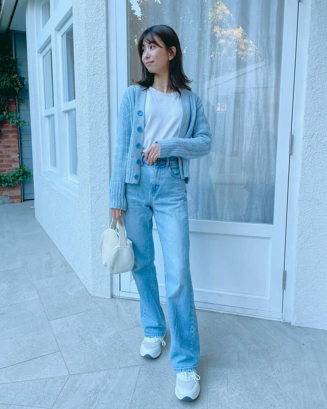 中島愛蘭さんのインスタグラム写真 - (中島愛蘭Instagram)「🩵🤍🩵🤍  cardigan @h_beautyandyouth  tops @uniqlo_jp  denim @uniqlo_jp  shoes @newbalance  bag @basement_online」11月27日 21時52分 - aira_nakajima