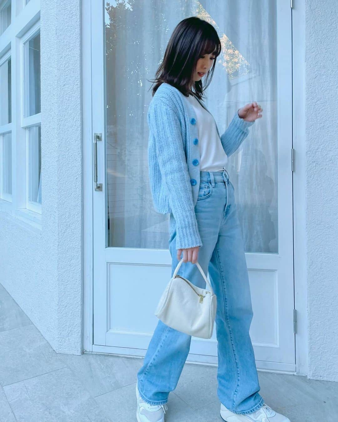 中島愛蘭のインスタグラム：「🩵🤍🩵🤍  cardigan @h_beautyandyouth  tops @uniqlo_jp  denim @uniqlo_jp  shoes @newbalance  bag @basement_online」