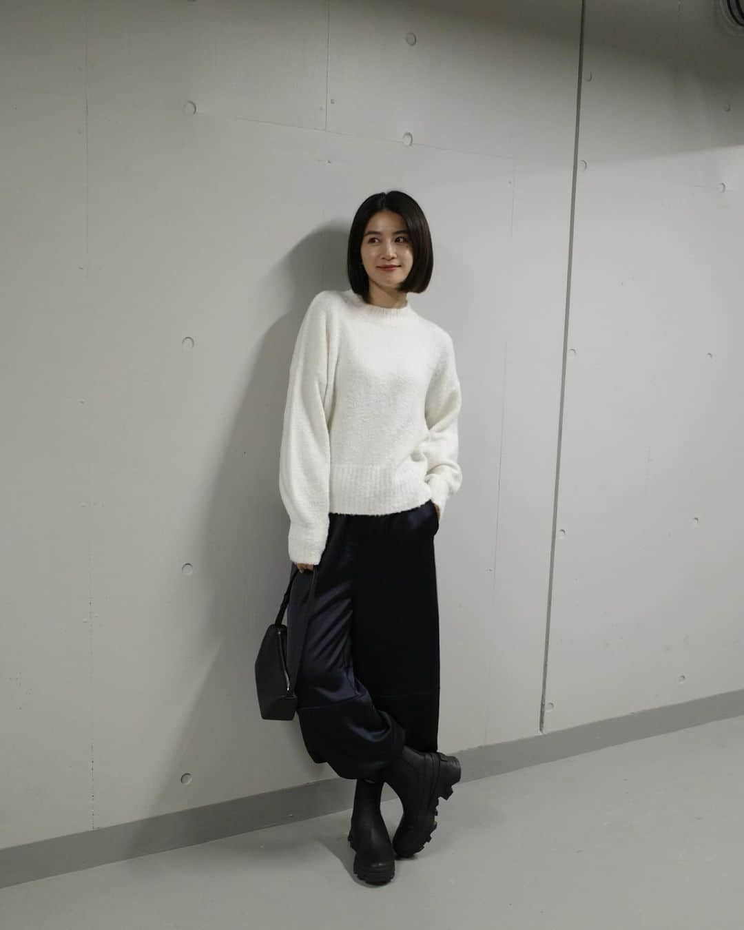 中瀬古ゆきなさんのインスタグラム写真 - (中瀬古ゆきなInstagram)「Casual outfit★  ボリューミーなアウトソールが 目を引くサイドゴアブーツを初おろし！  デイリーに使えるのに アッパーは防水フルグレインレザー、 ソールはオールラバーの防水機能つき◎  雨の日の足元に悩んでいたので 安心できて嬉しいっ！！  カナダ発のブランド @sorel_jp のもの。  いつものサイズより0.5cm UPして わたしはジャストでした◎  これからいーっぱい履くぞ！と意気込める ワクワクブーツに出会えました☺︎  knit @newans.official  pants @el_jeanasis  boots @sorel_jp  bag @florflowermarket   #sorel #sorelstylejp #sorelboots #ソレル #yes #NL4302」11月27日 21時52分 - yuch1129