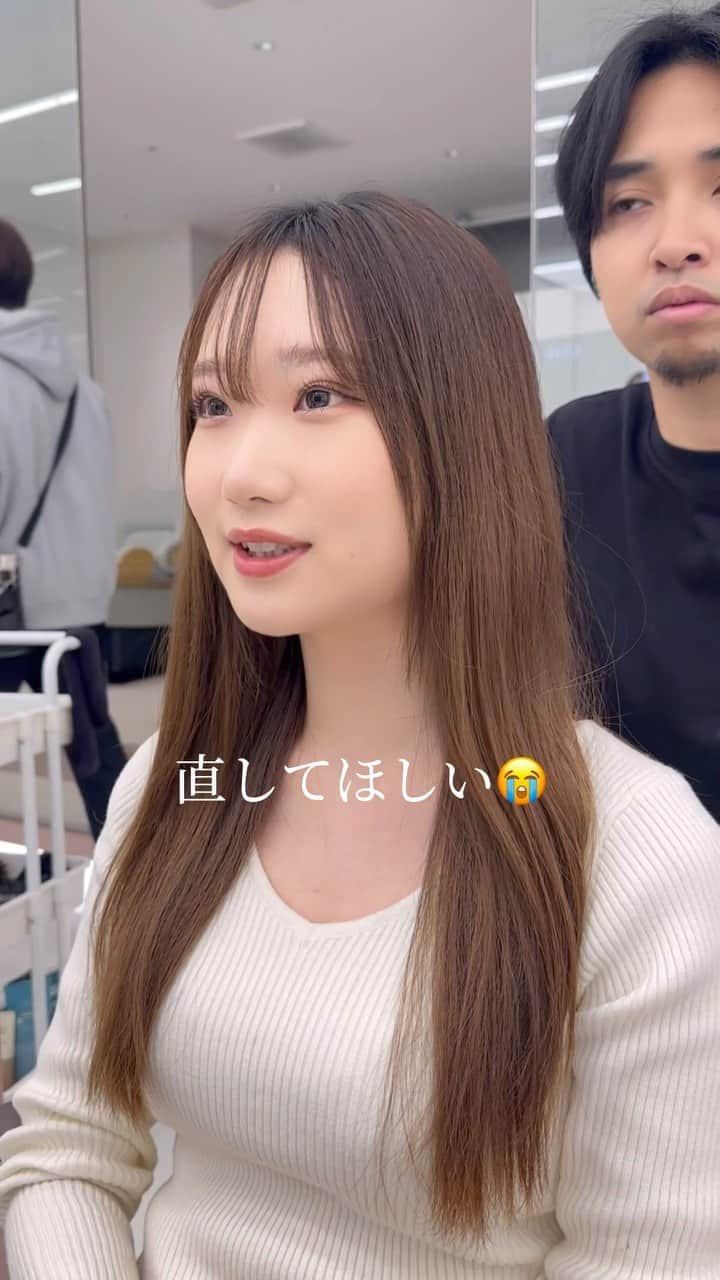 高橋英昇のインスタグラム：「前髪顔周りで悩んでる方是非ご相談ください✂️ オーダーの際に保存してお使いください✨ ˗˗˗˗˗˗˗˗˗˗˗˗˗˗˗˗˗˗˗˗˗˗˗˗˗˗˗˗˗˗˗˗˗˗˗˗˗˗ ⁡ ◌ @eisho_coa  ⁡ 前髪顔周りのどんな悩みも 是非ご相談下さい✨ ⁡ ☑︎流し前髪だけど要望と違う ☑︎前髪顔周りを切られすぎる ☑︎顔周りがなくて困っている ☑︎前髪が巻きづらく上手くいかない ☑︎変な毛がいつも前髪に出てくる ☑︎扱いづらくて困っている ☑︎おでこが狭くて悩んでいる ⁡ などなど 少しでも気になることは全てお聞かせ下さい✨ メモ持ってきても大丈夫です📝 ⁡ ˗˗˗˗˗˗˗˗˗˗˗˗˗˗˗˗˗˗˗˗˗˗˗˗˗˗˗˗˗˗˗˗˗˗˗˗˗˗ ⁡ ⁡ ◌ 料金 ◌ ・カット ¥8800 ・カット 𓂃 トリートメント ¥12100 ・カット 𓂃 カラー ¥17600 ・カット 𓂃 カラー 𓂃 トリートメント ¥22000 ⁡ ※初回のみ指名料+¥3300かかります。 2回目以降は指名料無料です。 ⁡ ⁡ 𓂃 よくあるご質問 𓂃 ⁡ ⁡ Q . 予約はどうしたらいいですか？ ⁡ ✎ プロフィールのURLからお待ちしております✨ ⁡ ⁡ Q . 場所はどちらですか？ ⁡ ✎ 東京都中央区銀座6-13-9 GIRAC GINZA 7F 【銀座駅5分、東銀座駅から徒歩3分】 ⁡ ⁡ Q . 投稿に可愛い子しか載っていないですが、 私が行っても大丈夫ですか？ ⁡ ✎もちろん大丈夫です。 僕のお客様は【3歳〜74歳】の 子連れ様から老若男女幅広いの方が ご来店してくださっております。 女性は必ず可愛くします！ 実は男性のカットも得意です。 最近ご紹介もかなり多いです✨ ⁡ Q . どんな美容師？ ⁡ ✎ お話するのが好きです✨ ただ施術中は技術に没頭する時があり その時はあまり話さなくなります✂︎ ⁡ Q . カウンセリングはしっかりしてもらえますか？ ⁡ ✎もちろんです！ 前髪顔周りの生え際、癖毛、割れめ、こめかみ、 頬骨、えら、丸顔、面長、りんかく などのお悩みもしっかりカウンセリングさせて頂いてから 施術に入らせて頂きますのでご安心ください✨ ⁡ ⁡ カットは【前髪】【ロングレイヤー】 が好きですが、 ミディアム、ボブ、ショート、 メンズカットも好きです。 巻きも得意なので、 知りたい方はなんでもお伝えします✨ ⁡ カラーはブリーチなしのワンカラーで 【艶感】【透明感】【くすみ感】が出るように 300種類以上の中から 独自の配合で調合しております。 ⁡ ストレートはダメージを最小限で抑えられるように かなりこだわっています！ 微アルカリ〜弱酸領域の範囲で施術するので 基本的に【ヘアカラー】と同時施術が可能です✨ ⁡ トリートメントはできるだけ長持ちできるように 【手触り】【質感】にこだわっています！ あとはアウトバスのヘアケアも重要なので 興味ある方はしっかり説明しています✨ ⁡ パーマは最近持ちの良いデジタルパーマが好きです。 熱処理する事で普通のパーマより持ちが良くなります。 僕の使う薬剤は基本的にダメージを最小限でかけるので コテを使って巻いても大丈夫です。 巻かなくても普段のスタイリングはかなり楽になります✨ ⁡ #銀座　#千葉　#前髪カット　#顔周りカット　#小顔カット　#おくれ毛カット　#顔周り　#前髪　#シースルーバング　#かきあげ前髪　#小顔に見える顔周り #小顔カット #似合わせカット　#おくれ毛　#前髪顔周り似合わせ」