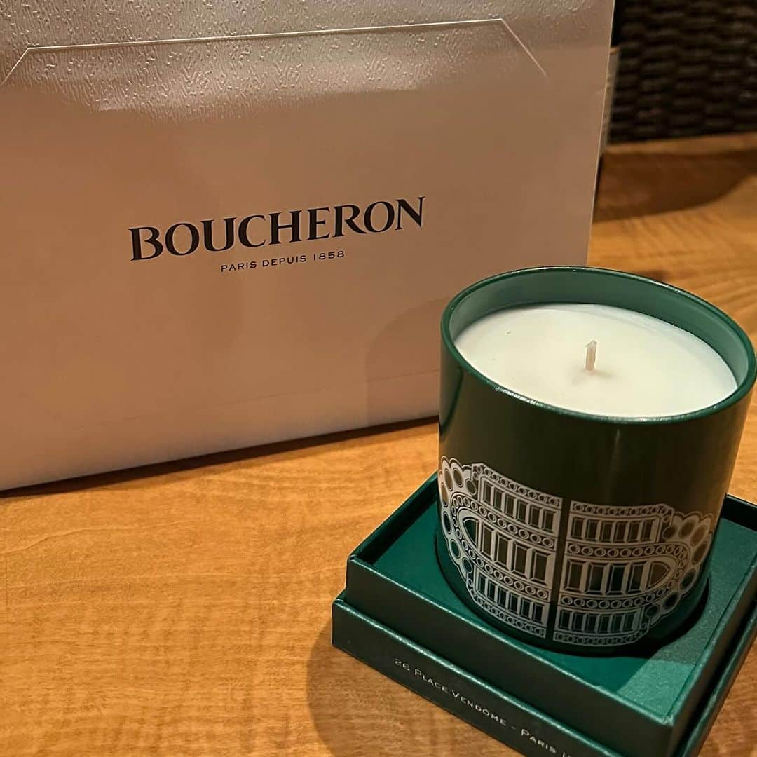 ゆりあさんのインスタグラム写真 - (ゆりあInstagram)「投稿遅くなりましたが…🥹🙏🏻  #boucheron  Early Holiday Partyにご招待いただき、お邪魔しました🌲✨🥂  パリの本店に次ぐ最大規模の旗艦店「銀座本店」オープンおめでとうごさいます！  銀座本店で素敵な結婚指輪に出会えたことがとっても嬉しい😭✨  店舗は各所に自然や生命力を感じられるかっこいい内装で、入った瞬間からワクワクどきどき。。  ですが、スタッフの方の接客を含め、どこか落ち着ける空間づくりとお出迎えで、とても温かい時間を過ごすことができました。  貴重な体験をさせてくれた夫にも感謝💚  当日はガチャガチャ体験もさせていただき、二人して仲良くキャンドルをGET👏笑 ブシュロンの香りを家でも感じることが出来て幸せであります…☺️💕  以前ウェディングフォトを撮影したときのデータが届いたので、指輪の写真も載せておきます💍✨  まおさん @mapp.photo  ありがとうございます📸  .  .  .  #ブシュロン #ブシュロン銀座本店 #結婚指輪 #婚約指輪 #キャトル #パーティー #キャンドル #パーティーコーデ #パーティードレス #ブラックドレス」11月27日 21時54分 - yuria___u