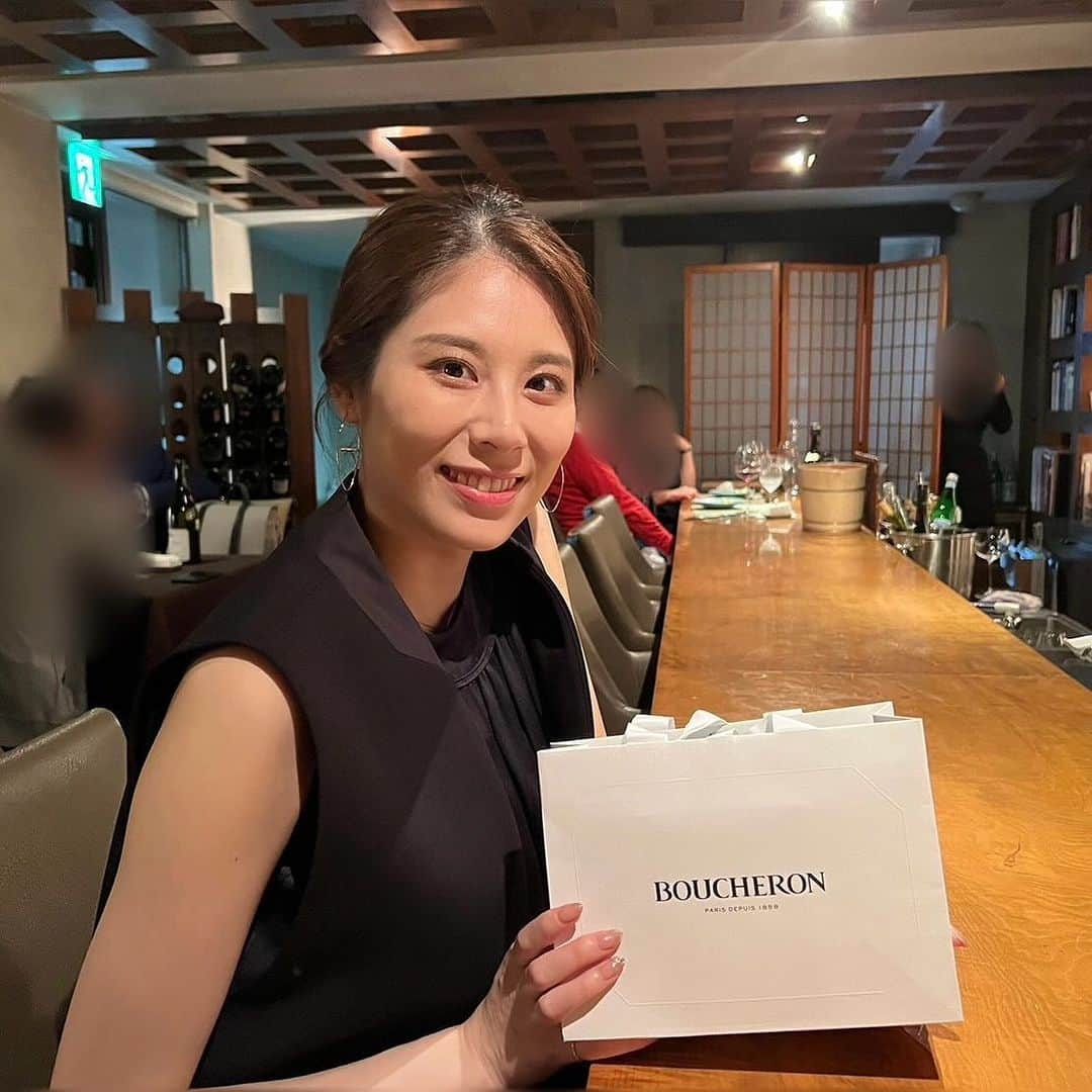 ゆりあさんのインスタグラム写真 - (ゆりあInstagram)「投稿遅くなりましたが…🥹🙏🏻  #boucheron  Early Holiday Partyにご招待いただき、お邪魔しました🌲✨🥂  パリの本店に次ぐ最大規模の旗艦店「銀座本店」オープンおめでとうごさいます！  銀座本店で素敵な結婚指輪に出会えたことがとっても嬉しい😭✨  店舗は各所に自然や生命力を感じられるかっこいい内装で、入った瞬間からワクワクどきどき。。  ですが、スタッフの方の接客を含め、どこか落ち着ける空間づくりとお出迎えで、とても温かい時間を過ごすことができました。  貴重な体験をさせてくれた夫にも感謝💚  当日はガチャガチャ体験もさせていただき、二人して仲良くキャンドルをGET👏笑 ブシュロンの香りを家でも感じることが出来て幸せであります…☺️💕  以前ウェディングフォトを撮影したときのデータが届いたので、指輪の写真も載せておきます💍✨  まおさん @mapp.photo  ありがとうございます📸  .  .  .  #ブシュロン #ブシュロン銀座本店 #結婚指輪 #婚約指輪 #キャトル #パーティー #キャンドル #パーティーコーデ #パーティードレス #ブラックドレス」11月27日 21時54分 - yuria___u