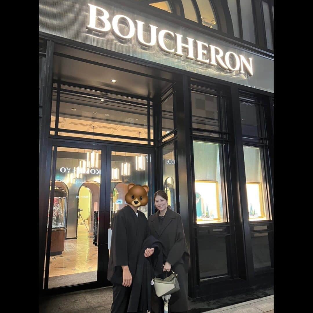 ゆりあさんのインスタグラム写真 - (ゆりあInstagram)「投稿遅くなりましたが…🥹🙏🏻  #boucheron  Early Holiday Partyにご招待いただき、お邪魔しました🌲✨🥂  パリの本店に次ぐ最大規模の旗艦店「銀座本店」オープンおめでとうごさいます！  銀座本店で素敵な結婚指輪に出会えたことがとっても嬉しい😭✨  店舗は各所に自然や生命力を感じられるかっこいい内装で、入った瞬間からワクワクどきどき。。  ですが、スタッフの方の接客を含め、どこか落ち着ける空間づくりとお出迎えで、とても温かい時間を過ごすことができました。  貴重な体験をさせてくれた夫にも感謝💚  当日はガチャガチャ体験もさせていただき、二人して仲良くキャンドルをGET👏笑 ブシュロンの香りを家でも感じることが出来て幸せであります…☺️💕  以前ウェディングフォトを撮影したときのデータが届いたので、指輪の写真も載せておきます💍✨  まおさん @mapp.photo  ありがとうございます📸  .  .  .  #ブシュロン #ブシュロン銀座本店 #結婚指輪 #婚約指輪 #キャトル #パーティー #キャンドル #パーティーコーデ #パーティードレス #ブラックドレス」11月27日 21時54分 - yuria___u