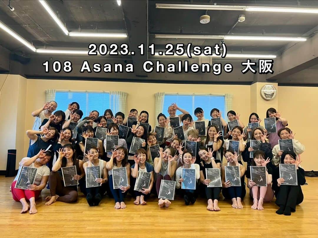 宮城由香さんのインスタグラム写真 - (宮城由香Instagram)「.    ついに始まりましたー！ 108 Asana Challege💪🏻 ⁡ 2023年第一回目は大阪でした！！ ⁡ 毎年キャンセル待ちで参加できない方がいらっしゃったので 今年はなるべく多くの方と！と思い 大きなスタジオを借りて🤗 ⁡ アーサナアシスタントと運営サポートに @sugimichi525 に入ってもらい ⁡ 42名の方と108 Asana Challegeをすることができました🙌🏻✨ ⁡ ⁡ 大阪の皆さんとにかく元気👍🏻 久々の方も 初めましての方も みんなワクワク！！ ⁡ 108初参加の方はプラスでドキドキ😆 ⁡ 一つ一つのアーサナを ただ流れるようにやるのではなく、身体の使い方を伝えながら・感じてもらいながら進めていきました👍🏻 ⁡ 108アーサナは、シークエンスになっているのでピークポーズに向かって身体が深まっていくようにできています✨ ⁡ ⁡ アーサナのできる・できない　に囚われず、 みんなで楽しくチャレンジすることで 色んな気づきがあったらいいなぁと思っています☺︎ ⁡ でも、 この108チャレンジで初めてできた！初めてこんな深くアーサナに入れた！にも出会えました😊 ⁡ うれしいよねっ❤️ ⁡ ⁡ とにかく笑顔でチャレンジできたこと！ それが一番💪🏻 ⁡ ⁡ ご参加の皆様！ ありがとうございました！！ ⁡ ⁡ 大阪へは次に来る日も決まっているので、告知させていただきましたが みっちゃんが所属しているスタジオ  @kulam__yoga で3月2日にWSをさせていただくことになりました🤗 ⁡ みっちゃんにいつもたくさん助けてもらってるので、みっちゃんの所属しているスタジオなら喜んで伺いますぞ💪🏻と🎵 ⁡ オーナーの @kana_yoga_smile ちゃんもとっても素敵な方で、こうやって繋がることができて嬉しい限り❤️ ⁡ まだ内容は決まっていませんが、ぜひ @kulam__yoga をフォローしておいて、情報公開を見ていただけたら嬉しいです😉 ⁡ ⁡ ⁡ ⁡ そしてそして！ 108 Asana Challege！また来年も参加したい！ もう予約するーー！の声も嬉しすぎます😭❤️ （予約とっておくー笑😆） ⁡ また来年も絶対やりますねっ😘😘 ⁡ ⁡ ⁡ ⁡ みなさんとまたチャレンジできる日を楽しみにしています💪🏻✨ ⁡ ⁡ そしてそして、 会場探しから相談にのってくれて 一緒に運営してくれて 一緒にアーサナとってくれた、みっちゃん♡ ⁡ ありがとう😘😘 最高のアシスタントがいて ちょーー心強かったし ⁡ 何より楽しかった🙌🏻 ⁡ ⁡ ⁡ ⁡#集合写真はたこ焼きポーズとおにぎりニギニギポーズ #宮城由香 #yukamiyagi  #108asanachallenge #ヨガワークショップ  #ヨガイベント #大阪ヨガイベント #ヨガ」11月27日 21時55分 - yuka__miyagi
