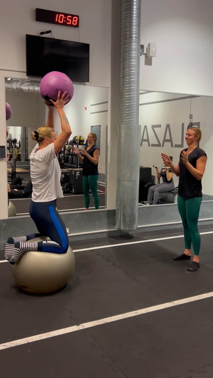 サラ・ショーストレムのインスタグラム：「Level 1 of 5. TBC. 🧐    #pilatesball #balance #medball」