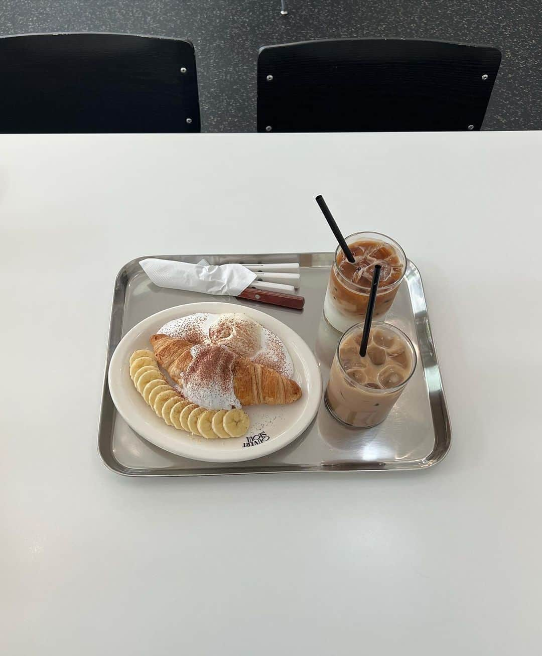 河崎みーなのインスタグラム：「🥐☕️🍽🖤💬 . . . . .」