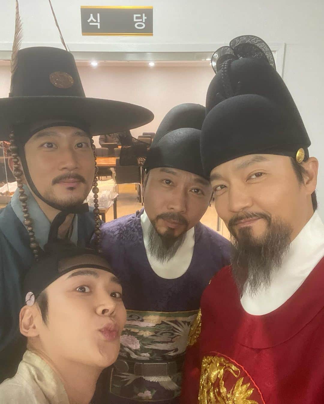チョ・ハンチョルのインスタグラム：「#막촬 스케치 #혼례대첩 #KBS #로운 #조이현 #황승기 #하수진 #임금 #왕 즐거웠어요 다들 곧 만납시다 !!」