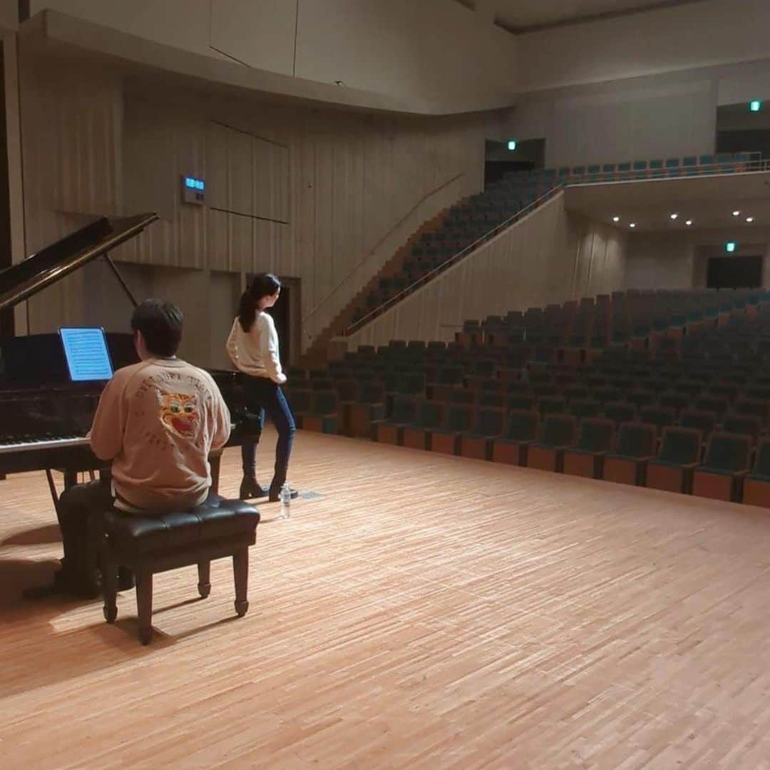 田中彩子さんのインスタグラム写真 - (田中彩子Instagram)「Recital Concert tour  6th in Beautiful City Nagasaki. リサイタルツアー6公演目。 7年ぶりの長崎、とぎつカナリーホールでした。 久しぶりすぎでデビューのような気持ちだったのですが、想像を超える暖かい拍手と笑顔で迎えて頂き、サイン会でも7年前にも来ました！という方々も沢山おられて、本当に嬉しかったです。 また長崎で皆さんにお会いできますよう頑張ります。 ありがとうございました！ ピアニスト川田さんとのコンビ公演は12/2浜松公演が今年最後🥹是非皆様のお越しをお待ちしてます🔥 @kawadakentaro   #川田健太郎 #田中彩子  #田中彩子ソプラノリサイタル2023  #田中彩子リサイタルツアー2023」11月27日 21時57分 - ayakotanaka_instaofficial