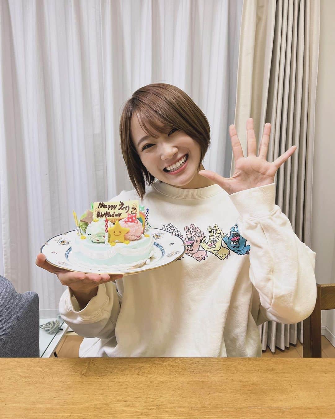 城恵理子のインスタグラム：「5さ、25さい！ みんなありがとう！ みんなの笑顔がだいすき！」