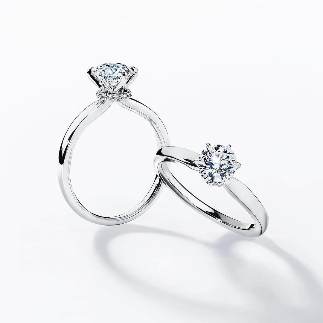 starjewelry_pressのインスタグラム：「【HIDDEN HALO】 2本のアームがダイヤモンドが輝く結び目でひとつになる、オーセンティックモダンなエンゲージメントリング。 ふたりの歩む道がひとつになる様や、強い絆を表現しています。  ======  ≪HOLIDAY WEDDING≫ 10.21 sat - 12.31 sun  上記期間中、ホリディシーズンのブライズを祝福するブライダルフェアを開催。 “世界にふたりだけ”のこだわりのマリッジリングをお作りいただける、特別なオーダーメニューが登場する他、おふたりを祝福するスタージュエリーならではの特典をご用意しております。  ▼ブライダルフェア詳細はこちら https://www.star-jewelry.com/bridal/pages/sjb-fair.html  #starjewelry #スタージュエリー #starjewelrybridal #engagementring #婚約指輪 #marriagering #結婚指輪 #婚約指輪探し #結婚指輪探し #サプライズプロポーズ #プロポーズリング #プレ花嫁 #プレ花嫁準備 #ブライダルリング」
