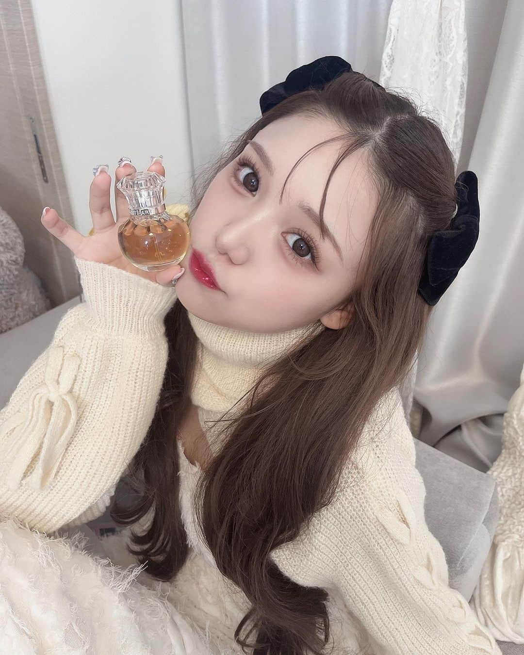 古澤里紗さんのインスタグラム写真 - (古澤里紗Instagram)「お洋服が甘い時は、ヴァニラの香りがする香水をつけたくなるの𓂃𓈒𓏸  甘いけど重くなくてお嬢様になれる香水紹介します👸🏼🪞  ジルスチュアート ヴァニラ ラスト オード パルファン ジルスチュアート ヴァニラ ラスト ハンド＆ボディクリーム  とても、お気に入りです(⊃ᴗ  ᴗ⊂)  秋になってきて手がカサカサするのは苦手だからハンド&クリームはりさにとって必須っ ベタベタはしなくてでもしっとりするからJILLのハンド&クリームも好きなの！✨ 2023年12月1日限定発売です！🎀✨  .  思いっきり可愛くしたい日はこればっかつけてる^ ᴗ . ᴗ ^🎀💕  . . .  #PR #jilistuart #ジルスチュアート#ヴァニララスト #香水 #バニラ #香水マニア #香水オタク #バニラ#ヴァニラ#バニラの香り#フレンチガーリー」11月27日 22時08分 - fuuuuu_ri