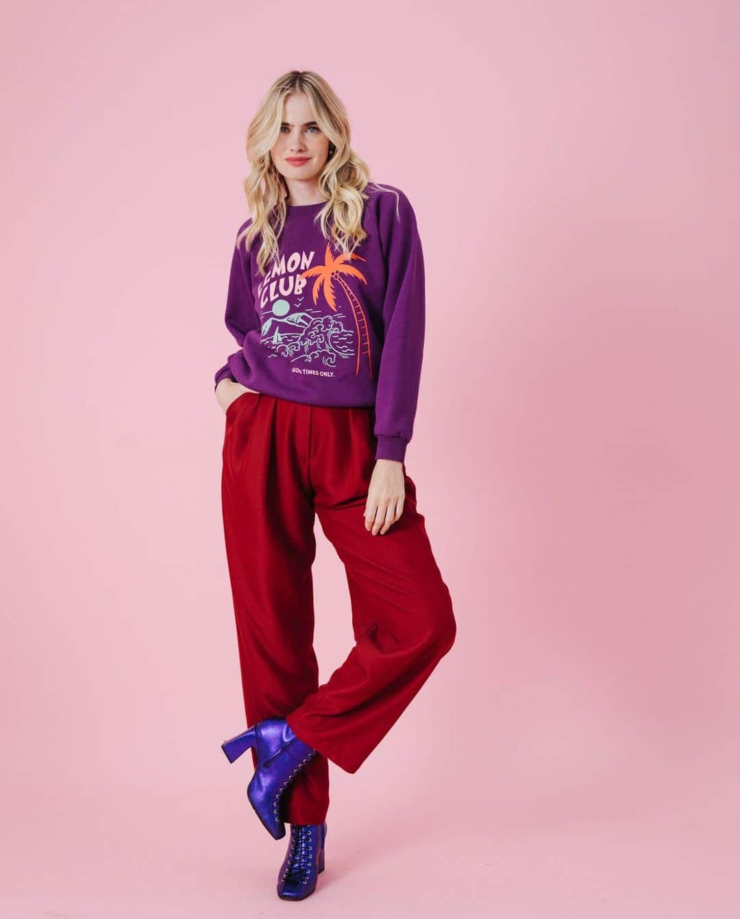 lisa gachetのインスタグラム：「En navy ou bordeaux, le pantalon Noé est un caméléon qui se porte aussi bien à la cool avec le sweat Henri ou en mode festif avec le gilet à sequins Ali. Quelle version préférez-vous ?  #makemylemonade #lookfete #ideetenue」
