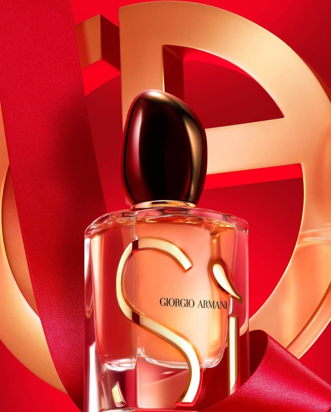 Armani Beautyのインスタグラム：「Say Sì to the Holiday Season. Distinguished by its notes of juicy blackcurrent, hints of black tea, and a heart of damascena rose, the new velvety and sensual SÌ EAU DE PARFUM INTENSE is the perfect gift for the holidays.   #Armanibeauty #ArmaniSi #SaySi #ArmaniGift #HolidaySeason #HolidayFragrance」