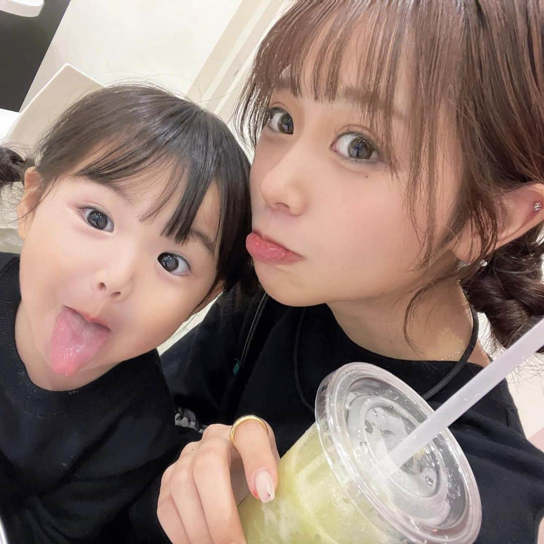 はやめいさんのインスタグラム写真 - (はやめいInstagram)「. おそろいツインだんご 👧🏻👩🏻🎀  まま同じにしようよ〜と 言ってくれたので私も 💭 笑  #こども #こどものいる生活 #シングルマザー#シンママ#シンママライフ #こどものいる暮らし#キッズ#ママスタグラム #むすめふく#プチプラコーデ #mamagirl#ママファッション #ママコーデ#親子服#親子コーデ#2歳9ヶ月 #ツインだんご#おだんごアレンジ」11月27日 22時01分 - haya.mei