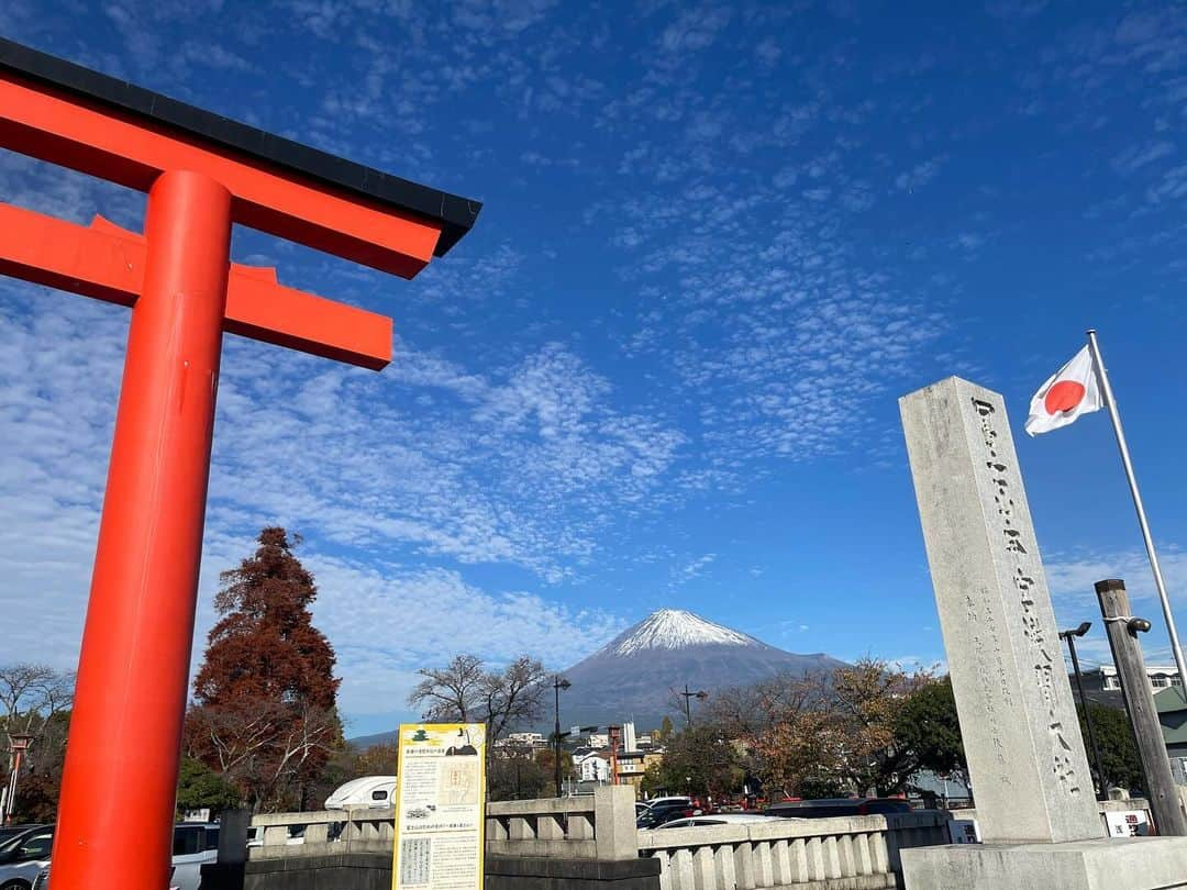 甲斐みのりのインスタグラム：「・ ・みやめぐりツアー ・富士宮版 すきノートワークショップ  2日間に渡る富士宮でのイベント 遠方からも、地元の方にも、 多くの方にご参加いただきありがとうございました！ 小学生から70歳代まで 幅広い年齢の皆さまにご参加いただき嬉しいかぎりです。  1日目は富士山が恥ずかしがって隠れておられましたが 2日目は雄麗な冬の姿を見せてくださいました。  また富士宮でイベントの機会を持てたらと思います。  ツアー中はなかなか自分で写真を撮れず スタッフに記録をまかせていたので、 少ししか写真がありません。  ご参加いただきましたみなさまの #みやめぐり 投稿、楽しみに拝見いたします。  #みやめぐり #富士宮 #電車でめぐる富士山の旅 #静岡新幹線富士山」