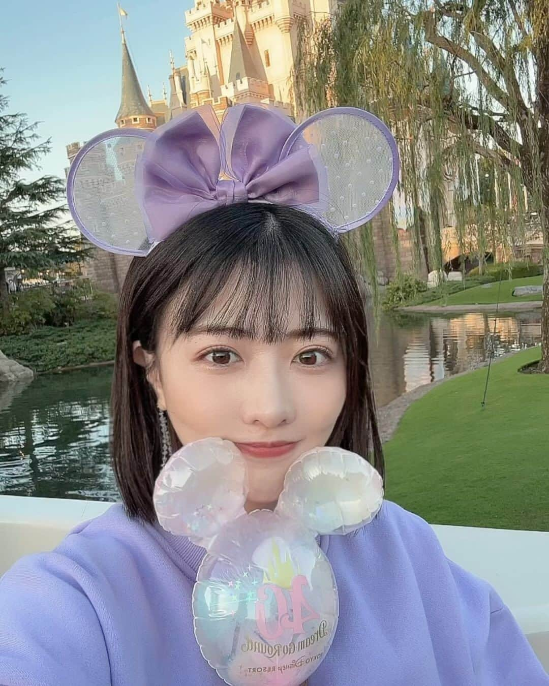 宮瀬彩加のインスタグラム：「先日のでぃずにー💟🌎  今回も姉家族に混ぜて貰って🎄 この日は激混みだったけど 閉園ギリギリまで楽しめた🫰  甥っ子のドナルド💙🤍に合わせて デイジー💜🤍したくて明らかに 意識した格好で行ったのに 着いて探したらデイジーの耳売ってなくて断念🥹🥲 デイジーみたいなミニーみたいな感じになっちゃった🤣  ちょうど1年前も同じ日に 夢の国に行ってたけど その時から比べてパレード見て 自分から踊れるようになってたり お喋りも達者になったから 待ち時間もめちゃ普通に喋れるし 成長したなあと感じたな。  にしてもクリスマスシーズンほんと好き。🎄✨ 甥っ子も大好き😘可愛かったあ。 いつまでも抱っこできるようにがんばる。笑  次はチップとデールで行くの🐿♡ 楽しみぃ。  #disney #disneyland」