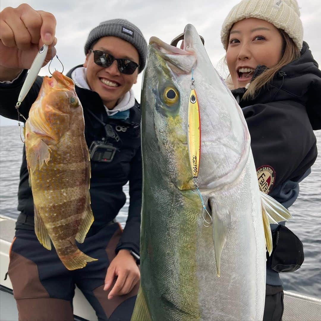 蒼井さやさんのインスタグラム写真 - (蒼井さやInstagram)「今日は三重テレビ【フィッシングマスター】のロケでした☺️ 今回もISSEI×beatのコラボ回。 和歌山の田辺市から【Bluepire】さん @bluepier_captain  にお世話になり、白甘鯛狙いのスーパーライトジギングを😚✨️ ・ ・ ・ なんと！！ わたくし、白甘鯛の自己新記録を更新することができました🥳🥳ヒットした瞬間から緊張感を隠せない一瞬で、重量感のあるヒキの強い個体でした☺️✨️ 52cmの白甘鯛やったぞーーー！！！ 他には7kgのブリに、アヲハタが釣れたよ！ 村上さんはめちゃくちゃでっかい大ニベ、大橋さんは白甘鯛にイトヨリダイめっちゃ釣られてました😁✨️ ・ ・ ・ 今回のフィッシングマスターも見応えたっぷり✨️ 三重テレビにて12月15日放送予定です。 是非観てくださいね☺️✨️ ・ ・ ・ 【BLUE PIER】 @bluepier_captain  和歌山県田辺市芳養松原1－35 E-MAIL：info@blue-pier.com 090-6978-2456 ・ ・ ・ 三重テレビ 【フィッシングマスター】 @fishingmaster_official  https://creativeoffice-chie.com ※放送後23:15~番組YouTubeにてアップされます！放送圏外の方や見逃した方は是非観てくださいね❤ ・ ・ ・  【SAYA's TACKLE】 ① ロッド▶︎beat PROPAGTE BLX_1+ リール▶︎SHIMANO OCEA CONQUEST CT300HG ライン▶︎VARIVAS AVANI Jigging 10×10MAXPOWER PE0.8号 リーダー▶︎VARIVAS フロロショックリーダー 16lb ジグ▶︎beat Kai 100g/ベビージグレイ110g フック▶︎VARIVAS リトルモンスター3/0  VARIVAS ベアクロー3/0  ② ロッド▶︎beat GOOSE GTS_6 リール▶︎SHIMANO STELLA C3000MHG ライン▶︎VARIVAS X9  PE0.6号 リーダー▶︎VARIVAS フロロカーボン 16lb ジグ▶︎beat ベビージグレイ 75g フック▶︎VARIVAS リトルモンスター 2/0  ・ ・ ・  #フィッシングマスター  #三重テレビ #釣り #釣りガール #Fishing #fishinglife  #Fishinggirl #ジギング  #Jigging  #beat #varivas #issei #bluepire」11月27日 22時04分 - saya.aoi