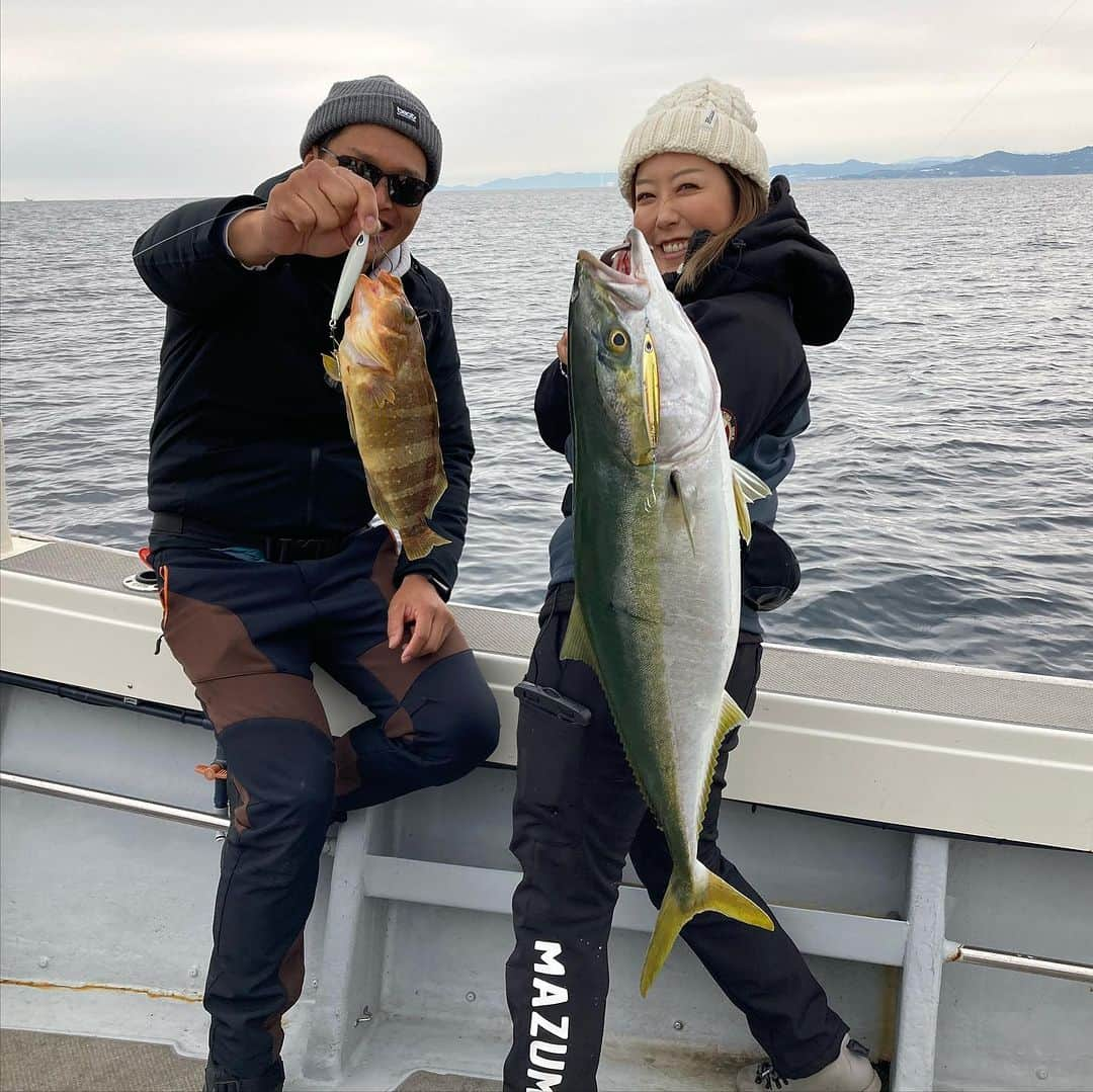 蒼井さやさんのインスタグラム写真 - (蒼井さやInstagram)「今日は三重テレビ【フィッシングマスター】のロケでした☺️ 今回もISSEI×beatのコラボ回。 和歌山の田辺市から【Bluepire】さん @bluepier_captain  にお世話になり、白甘鯛狙いのスーパーライトジギングを😚✨️ ・ ・ ・ なんと！！ わたくし、白甘鯛の自己新記録を更新することができました🥳🥳ヒットした瞬間から緊張感を隠せない一瞬で、重量感のあるヒキの強い個体でした☺️✨️ 52cmの白甘鯛やったぞーーー！！！ 他には7kgのブリに、アヲハタが釣れたよ！ 村上さんはめちゃくちゃでっかい大ニベ、大橋さんは白甘鯛にイトヨリダイめっちゃ釣られてました😁✨️ ・ ・ ・ 今回のフィッシングマスターも見応えたっぷり✨️ 三重テレビにて12月15日放送予定です。 是非観てくださいね☺️✨️ ・ ・ ・ 【BLUE PIER】 @bluepier_captain  和歌山県田辺市芳養松原1－35 E-MAIL：info@blue-pier.com 090-6978-2456 ・ ・ ・ 三重テレビ 【フィッシングマスター】 @fishingmaster_official  https://creativeoffice-chie.com ※放送後23:15~番組YouTubeにてアップされます！放送圏外の方や見逃した方は是非観てくださいね❤ ・ ・ ・  【SAYA's TACKLE】 ① ロッド▶︎beat PROPAGTE BLX_1+ リール▶︎SHIMANO OCEA CONQUEST CT300HG ライン▶︎VARIVAS AVANI Jigging 10×10MAXPOWER PE0.8号 リーダー▶︎VARIVAS フロロショックリーダー 16lb ジグ▶︎beat Kai 100g/ベビージグレイ110g フック▶︎VARIVAS リトルモンスター3/0  VARIVAS ベアクロー3/0  ② ロッド▶︎beat GOOSE GTS_6 リール▶︎SHIMANO STELLA C3000MHG ライン▶︎VARIVAS X9  PE0.6号 リーダー▶︎VARIVAS フロロカーボン 16lb ジグ▶︎beat ベビージグレイ 75g フック▶︎VARIVAS リトルモンスター 2/0  ・ ・ ・  #フィッシングマスター  #三重テレビ #釣り #釣りガール #Fishing #fishinglife  #Fishinggirl #ジギング  #Jigging  #beat #varivas #issei #bluepire」11月27日 22時04分 - saya.aoi