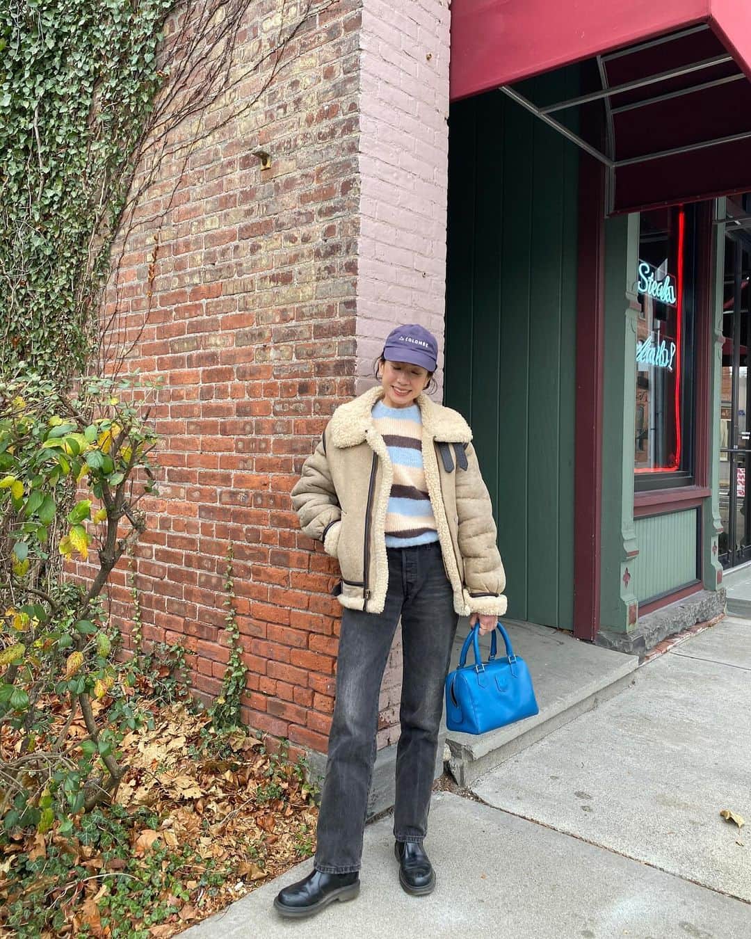 ベイカー恵利沙さんのインスタグラム写真 - (ベイカー恵利沙Instagram)「毎年しているお気に入りのスタイリング🦋 同じ服を着続けると、"今年もまたこの服が着られて嬉しい"という気持ちが楽しめるのが好き❄️ NYに引っ越した年に買ったジャケットと、日本から連れてきたCelineのバッグはVintage ニットは去年買ったお気に入りのapc ドクターマーチンのブーツはもう9年履いてる🦋  今年新しいアイテムはジーンズだけで、私はこのジーンズに出会う前は一体何を履いていたんだろうかというくらい、ほとんど毎日履いている🌼 リーバイスの501 90sのブラックです✴︎  新しいアイテムを取り入れると、それまで長く着ていた服がまた少しブラッシュアップして着られる感じも好き カジュアルな格好ときは、ちゃんとジュエリーをする！(これも同じことずっと言ってるね)  #えりさふく」11月27日 22時05分 - bakerelisa