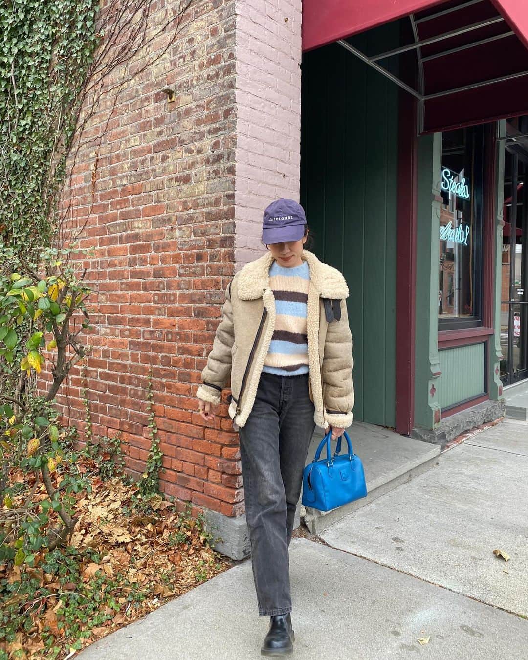 ベイカー恵利沙さんのインスタグラム写真 - (ベイカー恵利沙Instagram)「毎年しているお気に入りのスタイリング🦋 同じ服を着続けると、"今年もまたこの服が着られて嬉しい"という気持ちが楽しめるのが好き❄️ NYに引っ越した年に買ったジャケットと、日本から連れてきたCelineのバッグはVintage ニットは去年買ったお気に入りのapc ドクターマーチンのブーツはもう9年履いてる🦋  今年新しいアイテムはジーンズだけで、私はこのジーンズに出会う前は一体何を履いていたんだろうかというくらい、ほとんど毎日履いている🌼 リーバイスの501 90sのブラックです✴︎  新しいアイテムを取り入れると、それまで長く着ていた服がまた少しブラッシュアップして着られる感じも好き カジュアルな格好ときは、ちゃんとジュエリーをする！(これも同じことずっと言ってるね)  #えりさふく」11月27日 22時05分 - bakerelisa
