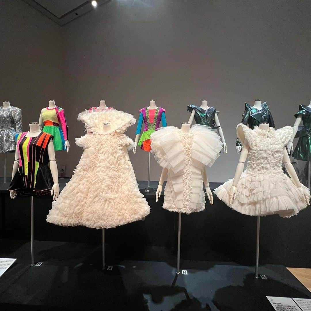 chiiika124さんのインスタグラム写真 - (chiiika124Instagram)「Perfume  COSTUME MUSEUM 踊ると可愛いように設計されていて、パターンも縫製もキレイで職人技✨ 生地合わせは繊細な細工作業で美しかった✨ そして3人のウエストが激細だった😳 学校の学生も授業で行ってて、きっとファッションショー制作に刺激をもらったでしょー  #Perfumeの衣装 #衣装制作 #衣装デザイン  #コスチューム展」11月27日 22時06分 - chiika26