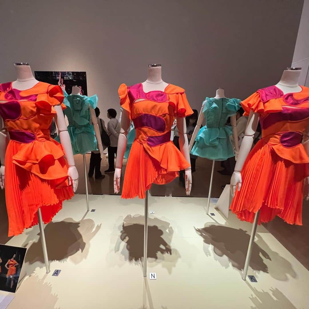 chiiika124さんのインスタグラム写真 - (chiiika124Instagram)「Perfume  COSTUME MUSEUM 踊ると可愛いように設計されていて、パターンも縫製もキレイで職人技✨ 生地合わせは繊細な細工作業で美しかった✨ そして3人のウエストが激細だった😳 学校の学生も授業で行ってて、きっとファッションショー制作に刺激をもらったでしょー  #Perfumeの衣装 #衣装制作 #衣装デザイン  #コスチューム展」11月27日 22時06分 - chiika26