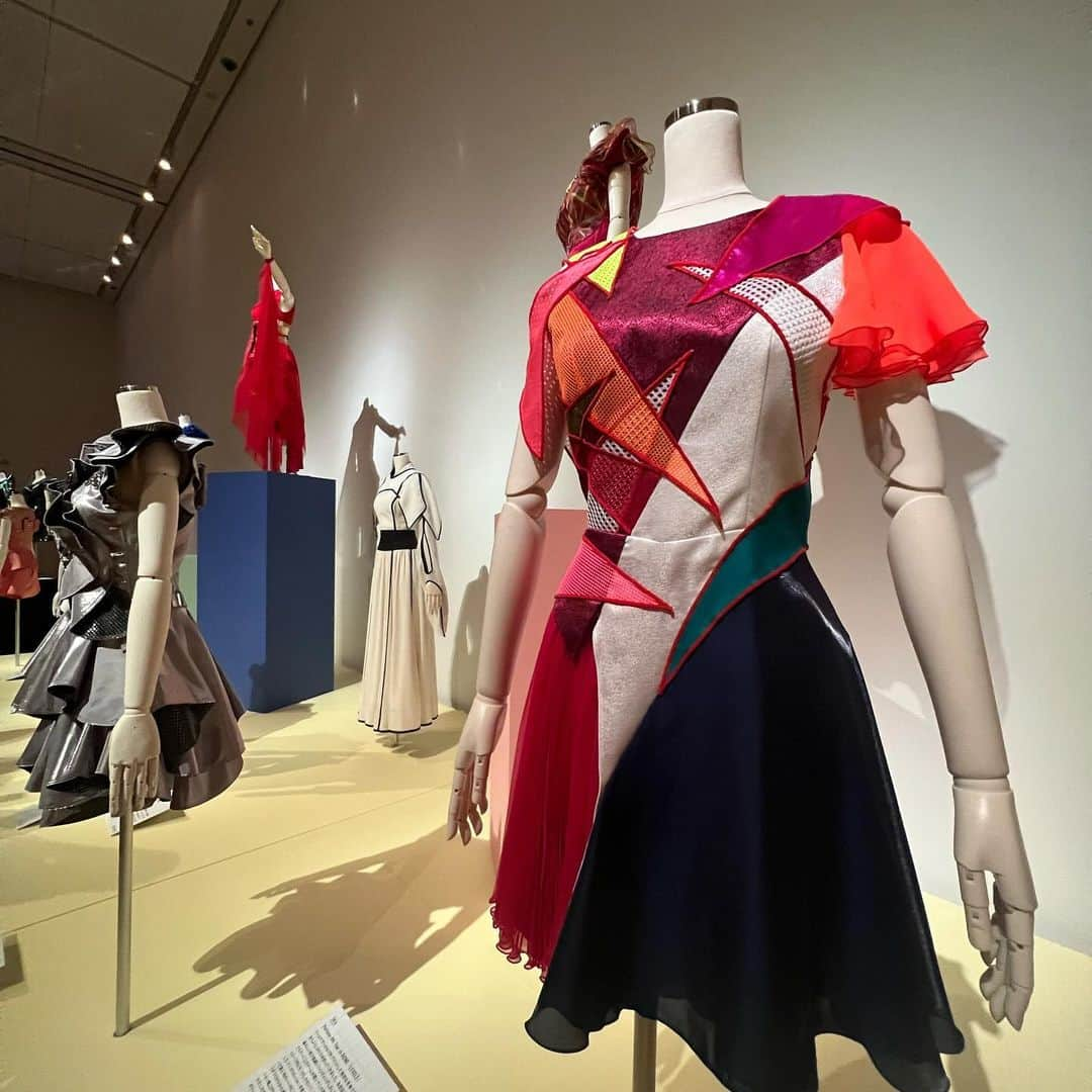 chiiika124さんのインスタグラム写真 - (chiiika124Instagram)「Perfume  COSTUME MUSEUM 踊ると可愛いように設計されていて、パターンも縫製もキレイで職人技✨ 生地合わせは繊細な細工作業で美しかった✨ そして3人のウエストが激細だった😳 学校の学生も授業で行ってて、きっとファッションショー制作に刺激をもらったでしょー  #Perfumeの衣装 #衣装制作 #衣装デザイン  #コスチューム展」11月27日 22時06分 - chiika26