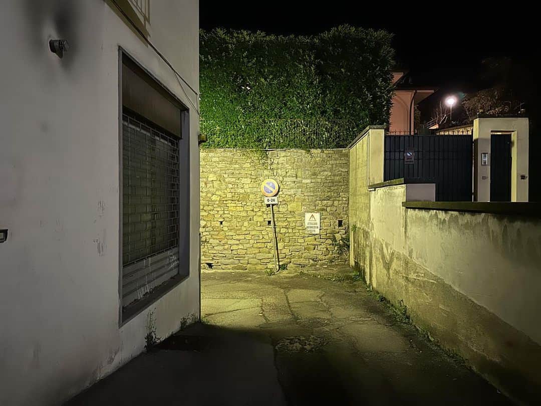 藤田貴大のインスタグラム：「. . 2023.11.25 . 夜、壁の外のバス停まで歩く。卵が地面に落ちて割れている。たくさんの影が映って賑やかにおもう。誰かがそこにいた余韻がそこには在る。そこへ座っていたかどうかは知らないけれど、しばらく居たはずだ。バスに乗って遠くへ行ったか、或いは、何本も通り過ぎていくのを、ただ見送ったか。 . . . .」