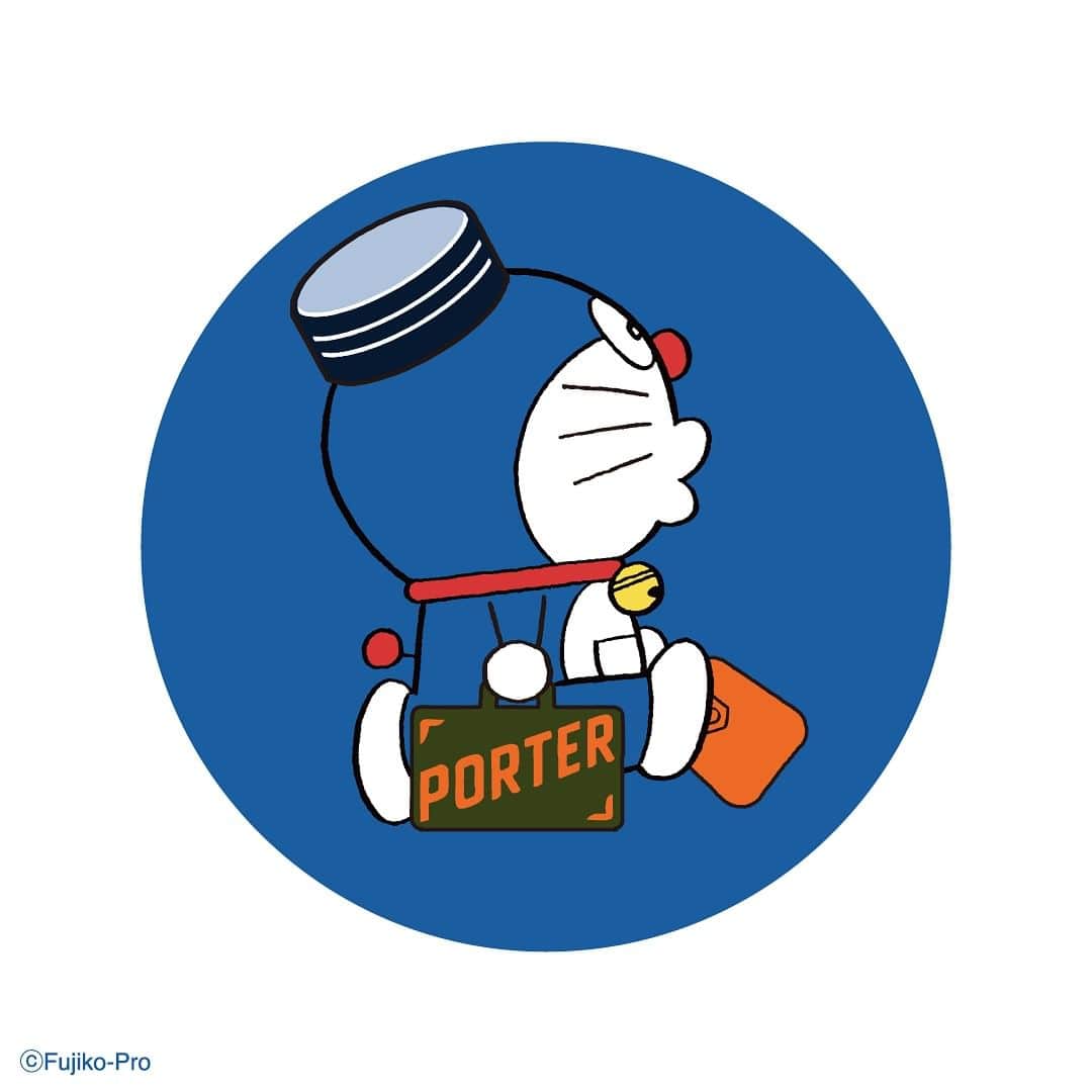 吉田カバン 表参道のインスタグラム：「⁡ ドラえもん × PORTER を発売します。 ⁡ 2023年12月1日に生誕90年を迎える藤子・F・不二雄先生が生んだ、日本が誇る国民的大人気キャラクター「ドラえもん」。 「ポーター」に扮したドラえもんと、ひみつ道具や鈴のデザインをジャカード織で表現しました。 日本で古くからジャカード織物を生産している職人による繊細な柄が特徴で、バッグの内装にはドラえもんをイメージしたカラーリングを採用したスペシャルアイテムです。 ⁡ 発売日：2023年12月1日（金） ⁡ こちらのアイテムは、PORTER SHINJUKUの他に、PORTER flagship store、PORTER GINZA、PORTER EXCHANGE、PORTER STAND（品川・京都）、POTR（名古屋・札幌）、KURA CHIKA by PORTER 福岡、吉田カバンオフィシャルオンラインストアでの限定発売です。 ⁡ ※バッグにのみ「ポーター」に扮したドラえもんをプリントした、オリジナル缶バッヂが付属します。 ※吉田カバンオフィシャルオンラインストアでは12 :00（正午）頃に発売します。 ※完全数量限定のため、在庫がなくなり次第終了となります。あらかじめご了承ください。 ⁡ #吉田カバン #yoshidakaban #ポーター #porter #ドラえもん #doraemon」